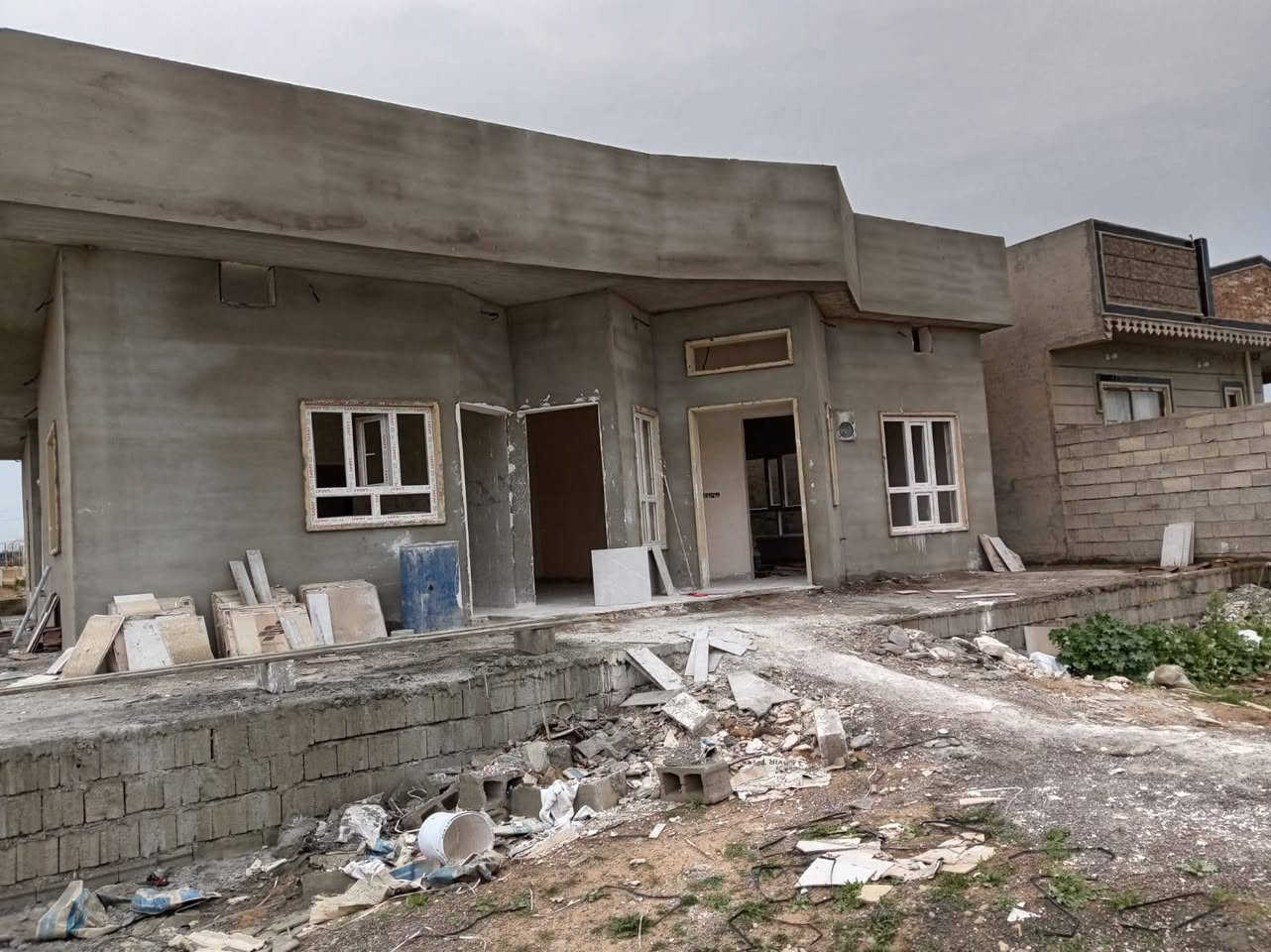 السلام عليكم ورحمة الله وبركاته كادر لبخ اسمنت وجص درجه اولى مكون من 6اصطاوات عمال 5بئداره وليدخليل شغل شوف العين رقم الهاتف ***********ملاحضه الماعنده احنه حاضرين
