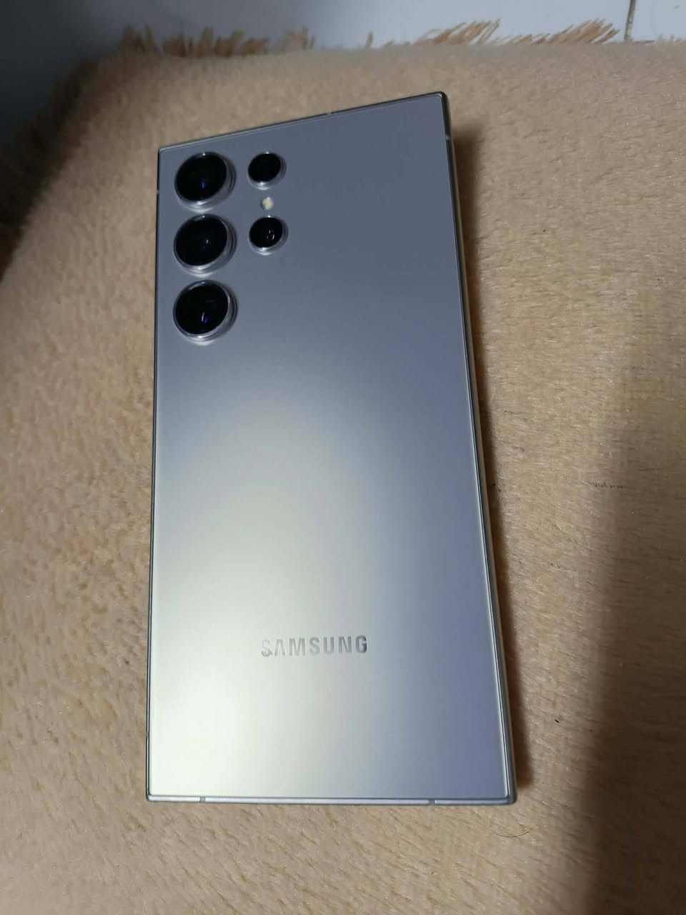 الترا 24
ذاكرة 256
نظافه 100%
كارتونه +كيبل شحن 
سعر 975 وبيه مجال
مكاني كوت 
***********
