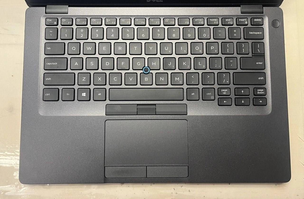 Model: Dell Latitude 5400
Processor (CPU): Intel Core i5, 8th Generation (U-Series)

RAM: 8GB DDR4

Storage: 256GB SSD

GPU: Integrated Intel UHD Graphics 620 (Up to 4GB Shared VRAM)

Display: 14.0" FHD (1920x1080)

Operating System (OS): Windows 10 or Windows 11 (Upon Request)

الملحقات والهدايا

( شاحن اصلي - حقيبة لابتوب - ماوس )


**إذا كنت صاحب هذا الإعلان وتريد حذفه لأي سبب، رجاءا أرسل رسالة إلى الدعم الفني**