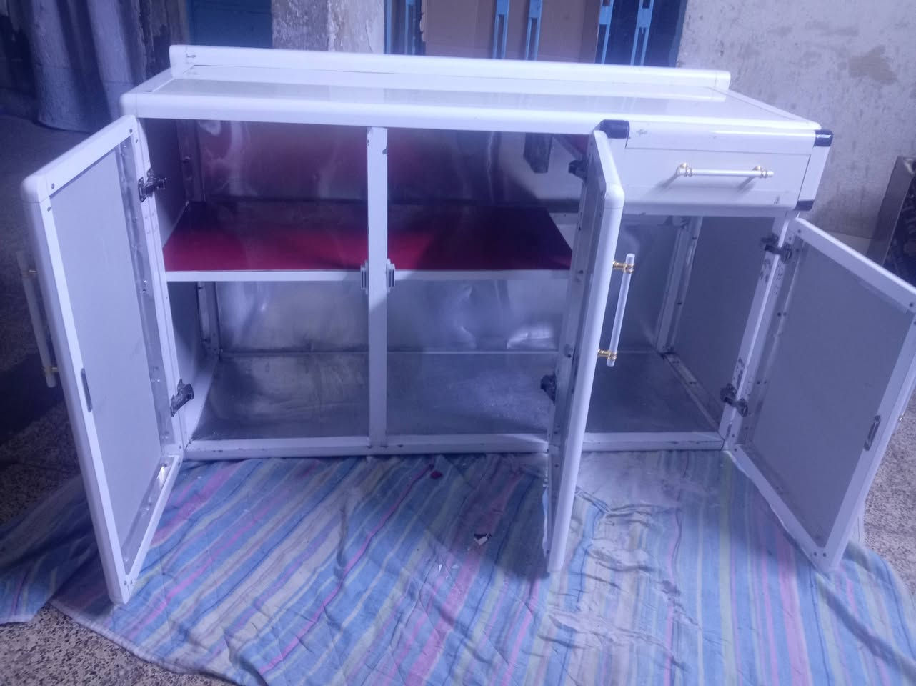 كاونتر للبيع اخو الجديد سعر١٣٠ بي مجال قليل مكان وادي حجر ***********
