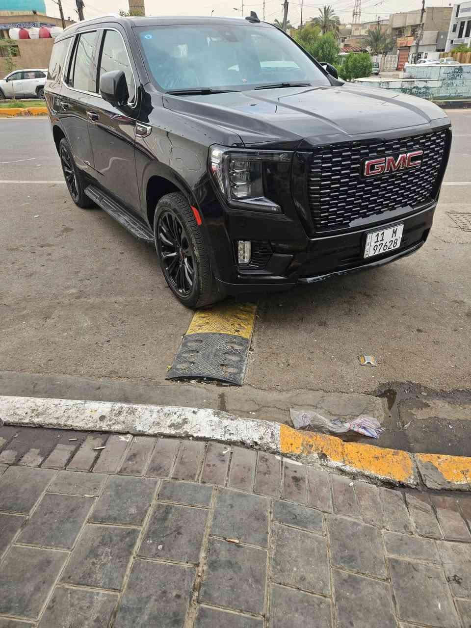 المحرك والأداء
GMC Yukon 2021 خليجي 

 محدث  دينالي 

حادث فقط شبر بارد بالجاملغ الخلفي 
السعر 44.500$

* محرك 5.3 لتر V8 بقوة 355 حصان وعزم 383 رطل-قدم (الفئات الأساسية).  

* محرك 6.2 لتر V8 في فئة Denali بقوة 420 حصان وعزم 460 رطل-قدم.  

* خيار ديزل 3.0 لتر Duramax تيربو متوفر في بعض الفئات.  

* ناقل حركة أوتوماتيك 10 سرعات لجميع المحركات.  

* دفع خلفي أو رباعي حسب الفئة.  

الأبعاد

* الطول: حوالي 210 إنش (5.33 متر).  

* العرض: حوالي 80–81 إنش.  

* عدد المقاعد: 8–9 ركاب حسب الترتيب الداخلي.  

السحب واستهلاك الوقود

* قدرة السحب تصل إلى 7,700 رطل (حوالي 3,490 كغ).  

* استهلاك البنزين لمحرك 5.3 تقريبًا:

    * داخل المدينة: 16 ميل/غالون

    * طريق سريع: 20 ميل/غالون  

التقنيات والمقصورة

* شاشة معلومات وترفيه حتى 10.2 إنش

* شاشة عدادات رقمية

* كاميرات متعددة ورؤية محيطية

* دعم  Apple CarPlay￼ و Android Auto￼

* تعليق هوائي اختياري لتحسين الراحة والارتفاع.

 باقي التفاصيل 

عنوان بغداد

رقم الهاتف 

+964 770 627 8189
