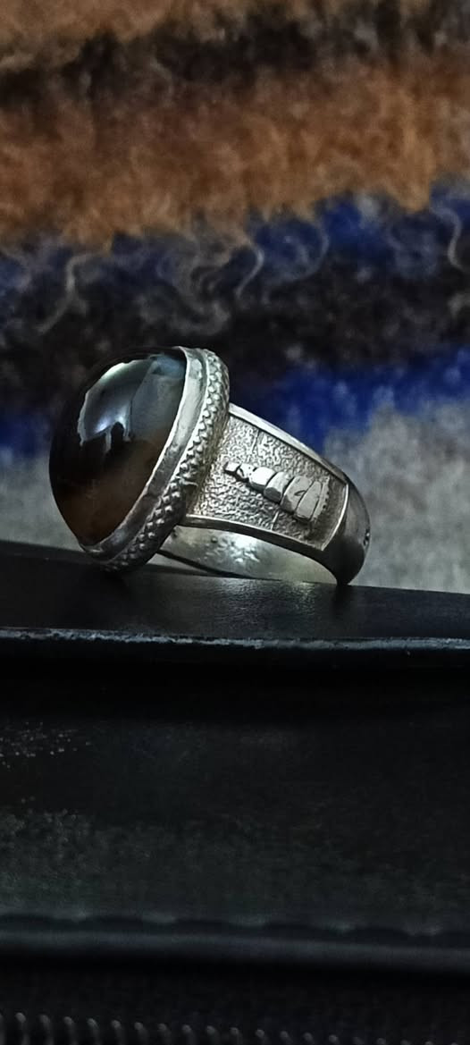 تحفه من العقيق الشجري اليماني صياغه يدويه سر من رأى..
مكان ناصريه مركز لايوجد توصيل 
(قياس الخاتم 22_23)
السعر(55)
***********
