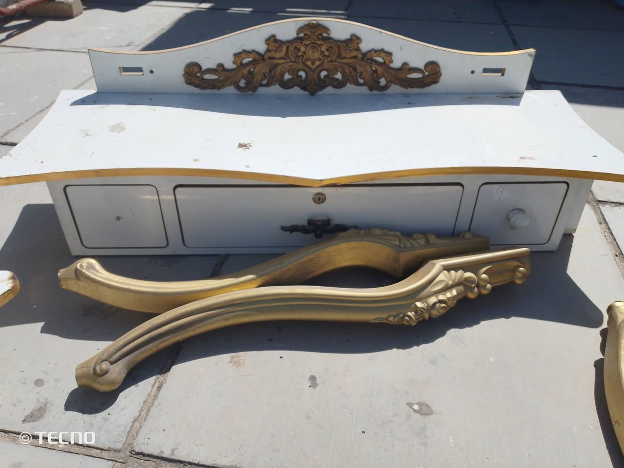 السلام عليكم ورمضان كريم على الجميع...
للبيع كرسي حلاقه مع ثلاث ميوزه خشب تركي ثقيل.. 
الكرسي بحاله جيده وشغال كلشي بي. الميوزه نضيفه ومبيهه عيب.. 
الكرسي سعره 100 الف. 
الميوزه سعرهن 150 الف.. 
................... 
العنوان. الشعله منطقة الدهنه.. 
.. ***********..
