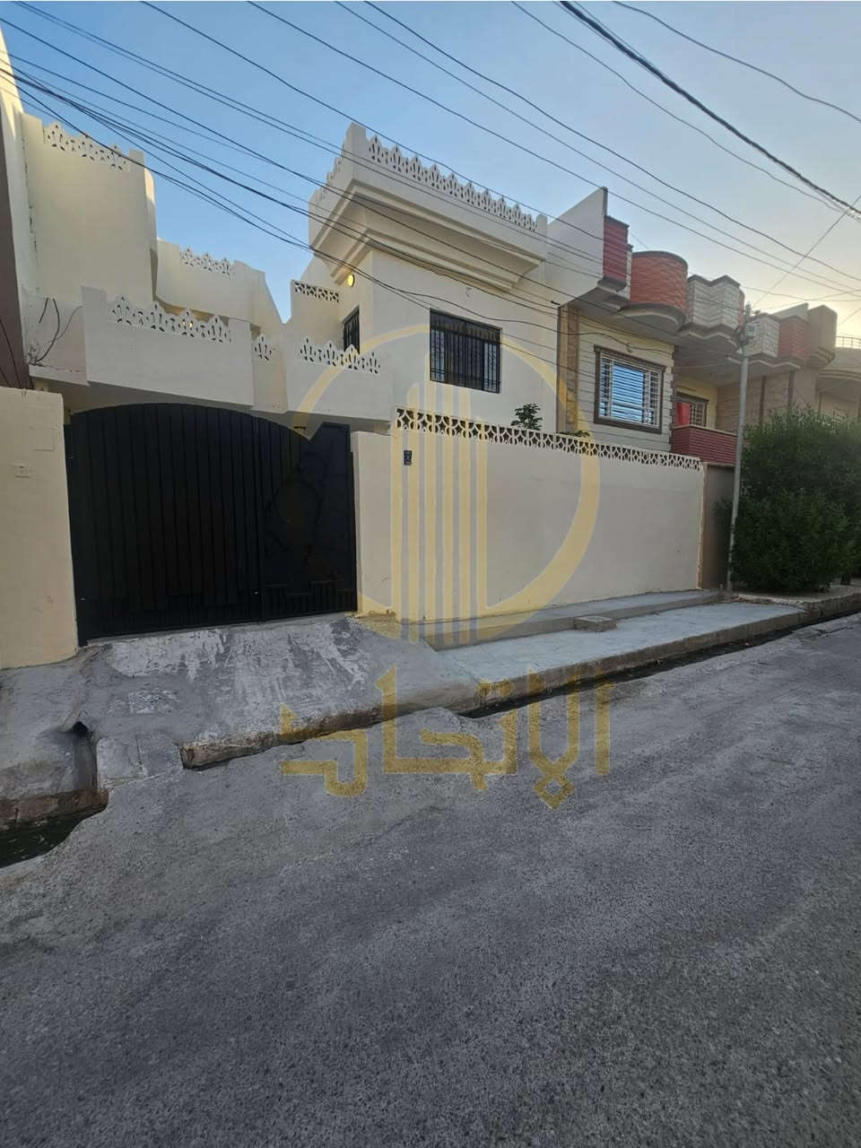 🏛⭐️دار للبيع ⭐️حي الرفاق🏛
⬅️خلف جامع الروضة المحمدية
⬅️موقع مميز
⬅️️ مساحـة   194 متر سند ، 200م واقع حال
⬅️واجهة  10متر
⬅️أتجاه شمال
⬅️طابقين 
⬅️الطابق الاول يحتوي على ، كراج ، مطبخ ، استقبال ، هول ، صحيات ،٢ غرف نوم ، 
⬅️الطابق الثاني ،هول ، صحيات ، ٣ غرف نوم ،
⬅️تحويل مباشر
⬅️شارع تبليط ١٢
#مكتب_الاتحاد_لتجارة_العقارات_والمقاولات 
لمعرفة الاسعار وباقي العروض انضم لقناة الواتساب 
https://whatsapp.com/channel/

لمعرفة الاسعار وباقي العروض انضم لقناة التلكرام 
https://t.me/etihad0
تفاصيل اكثر يرجى مراجعة المكتب
_______________
🏛  مكتب الاتحـــاد للعقار 🏛
الفرع الاول : شارع المصارف الرئيسي 
الفرع الثاني: الصديق الاولى بداية سايدين البحرين 

***********

نستقبل عقاراتكم و طلباتكم على الارقام اعلاه
