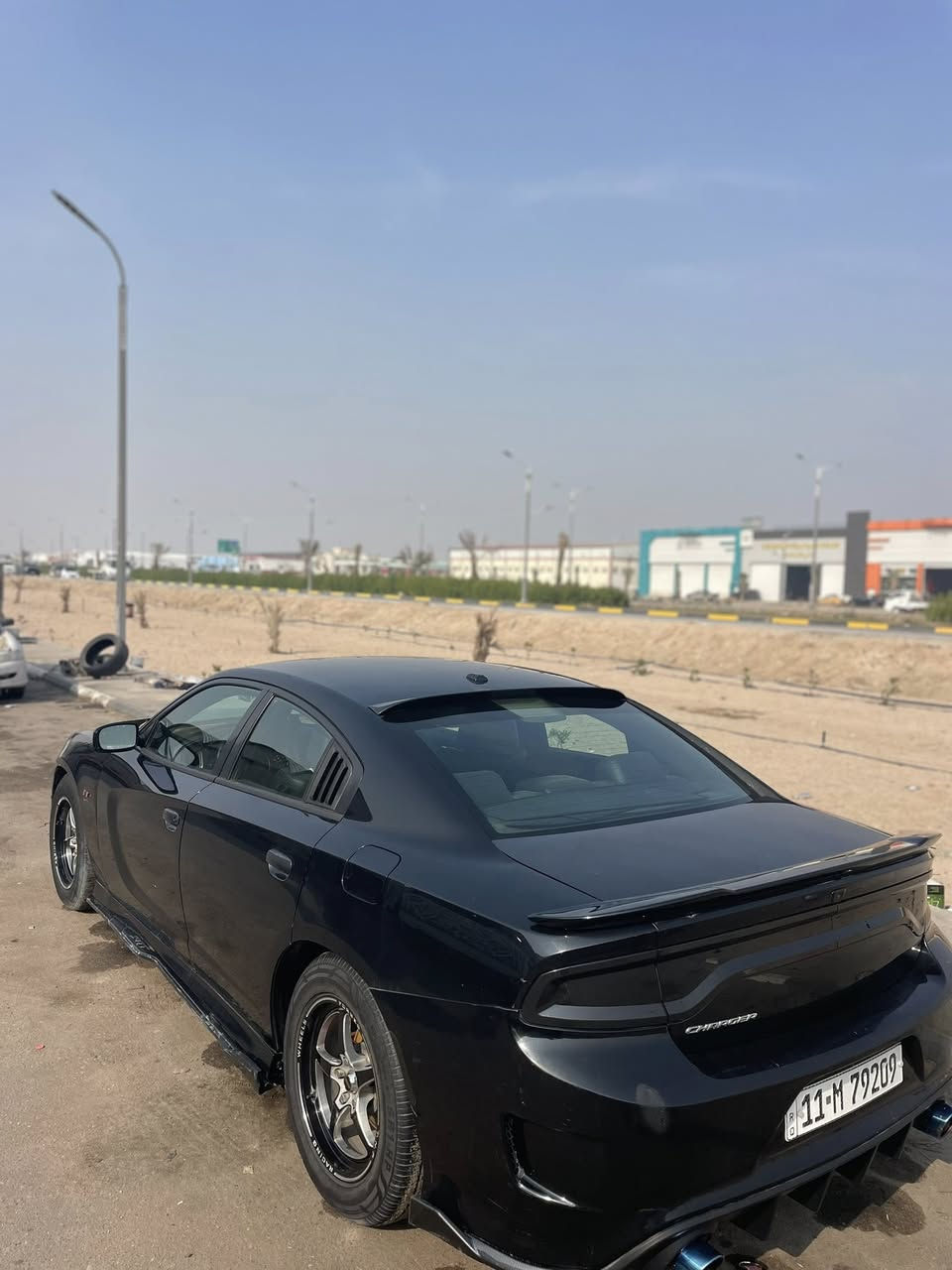 السلام عليكم
جارجر 2015 
وارد كندي 
رقم بغداد بأسمي
مكينة 6 سلندر/3600
تو ويل 
ضربته جاملغ الايمن وحافه البنيد وجاملغ الايسر 
وبيهه مكانين صغار صبغ
راسلني وادزلك سونار 
سيارة جاهزه من تخم تاير وتبريد و ويلات ويلد حجم 18 
بصرة دور الضباط
***********
