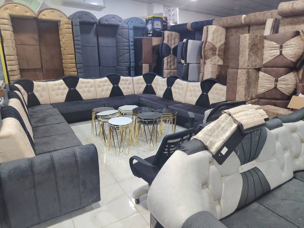 قنافة ديوان عراقي درجة اولى جديد 15 متر 
سعر 700  عرض خاص مدة اسبوع 
عنوان الشارع سنجار مقابيل تربيه مجمع الهابش 
***********
