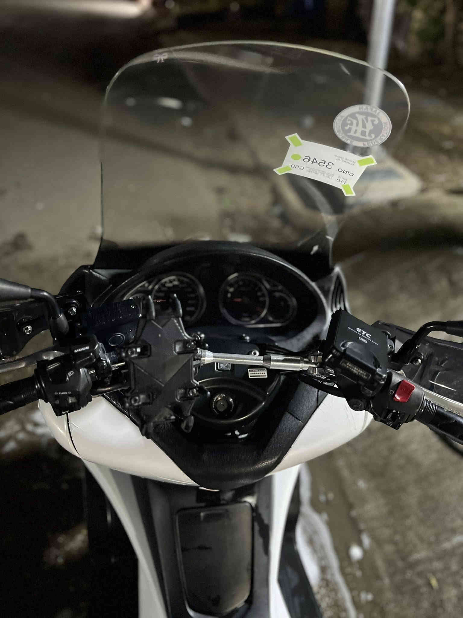 يا الله سلام عليكم متاح سلفر ونك جيتي 400 دراجه ماشيه 30الف وبل مزاد 16 الف ونص دراجه نضيفه حيل ومكفوله كفاله عامه من صبغ ولفتح وتبديل بيه جنطه تابوت اصليه وياه هوائيات اصليات + جي بي اس + قاعده تلفون اصليه + ستيرن رياضي دراجه نضيفه بيه 3 سويجات سكيورتي  وشوفت عينك دراجه مال جناي بياع شراي ماتفيدك سعره 28 وبيه مجال حك جيه مكاني بغداد حي اور 
***********
