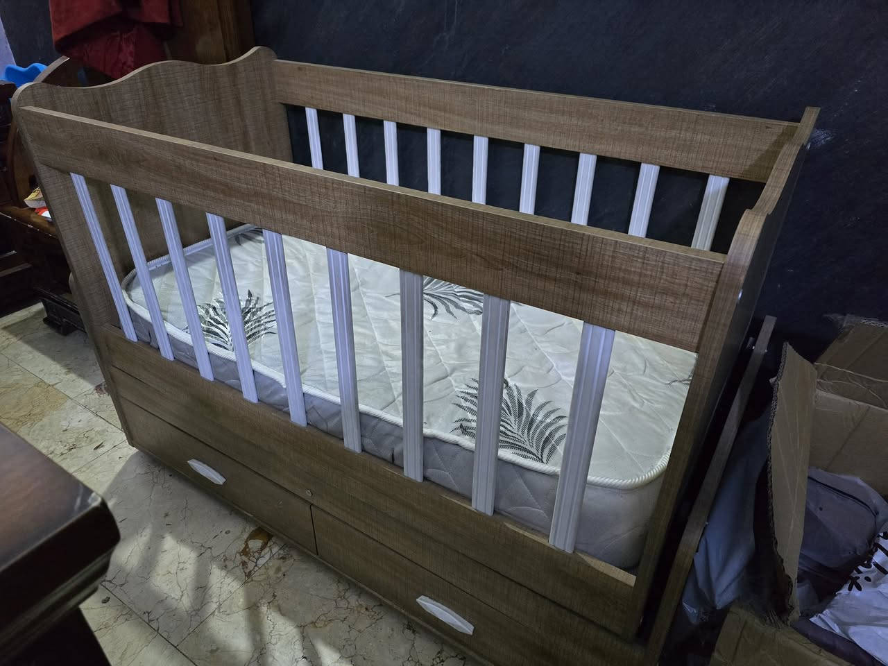 جرباية طفل وكريكوت بنفس الوقت مع ملحقات جديدة واصلية من عمر 1 يوم الى عمر 6 سنة مع دوشك سبرنك اصلي اشتريتهة ب 250 الف مع دوشك اصلي  ابو السبرنك . وبنتي منامت بيهة ولا دقيقة الجرباية اصلية درجة اولى رايدهة ب 90 الف مكاني بغداد حي الحسين ***********
