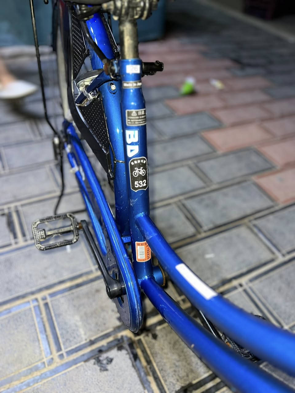 العنوان: لقطة الموسم للبيع: بايسكل مَلكي ياباني أصلي مقفل 👑 (زيرو مخزن بنايلون الشحن) 🚲
التفاصيل والمواصفات الكاملة:
إلى أهل النظافة والهاوين، للبيع بايسكل بالة ياباني أصلي 100% (ختم Made in Japan واضح ومحفور على صدر الشاصي بالصور). البايسكل بحالة الوكالة زيرو مخزن، بعده بقايا نايلون الشحن مالت المصنع عليه ومماشي بالعراق نهائياً.
 الشاصي (الهيكل): نوع حية مريح جداً، حديد متين بصبغ بلادي حراري يلمع بدون أي شخوط أو زنجار.
 الرقم التسلسلي: محفور على الشاصي (⁠TQ02132⁠) تابع لبلدية اليابان.
 نظام البريك الخلفي: بريك طاسة ياباني أصلي متطور (Roller Brake) قفل سريع وأمان عالي جداً.
 نظام الإضاءة: دينامو داخلي مدمج بسرة الجرخ الأمامي (Hub Dynamo)، يشغل اللايت تلقائياً وية المشي بدون أي ثقل أو صوت.
 الإطارات والجنوط: تايرات بلادية جديدة بنقشتها، والجنوط والأسلاك كروم تلمع.
 الأمان: قفل الحدوة الياباني الأصلي مثبت بالشاصي بلادي وية المفتاح ماله.
 الإضافات الكامله: يدات سكان زرقاء رياضية جديدة، سلة أمامية، وشيالة خلفية حديد بلادية متينة.
السعر: 165 الف دينار عراقي (وقابل لتفاوض بسيط جداً للشراي الصدكي).
الموقع: بغداد الشالجيه خل مستشفى المسرة 
ملاحظة: البايسكل لقطة مال قنية واستخدام عمر، واليفهم بالصناعة اليابانية يعرف هاي النظافة مستحيل تتكرر بهيج سعر لتواصل رقمي واتساب ***********
