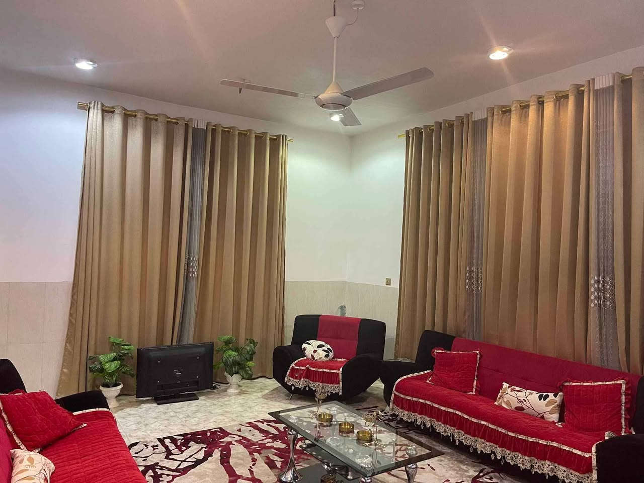 بيتين واحد مجاور الثاني مساحة كل بيت 540مترقرب مرقد العلويه شريفه الاول بي غرفتين وحده بيها سويت مساحة الغرفه 6*4 والثانيه 5*4 ومطبخ 6-4 وصاله 7*4 واستقبال 6*8 وحدياق  ثنين وكراج بلوسط وممرات جانبيه كبيره وحمامات عدد 3 وموزع 4*5 الثاني بي 3 عرف وحده 6*4 والثانيه 6*4 والثالثة 6*4 نوم وطبخ 6*4 وصاله 6*4واستقبال 8*6كبير وموزع 5*4 وصحيات وحديقه الاستفسار اتصل على الرقم 0783 710 1423
