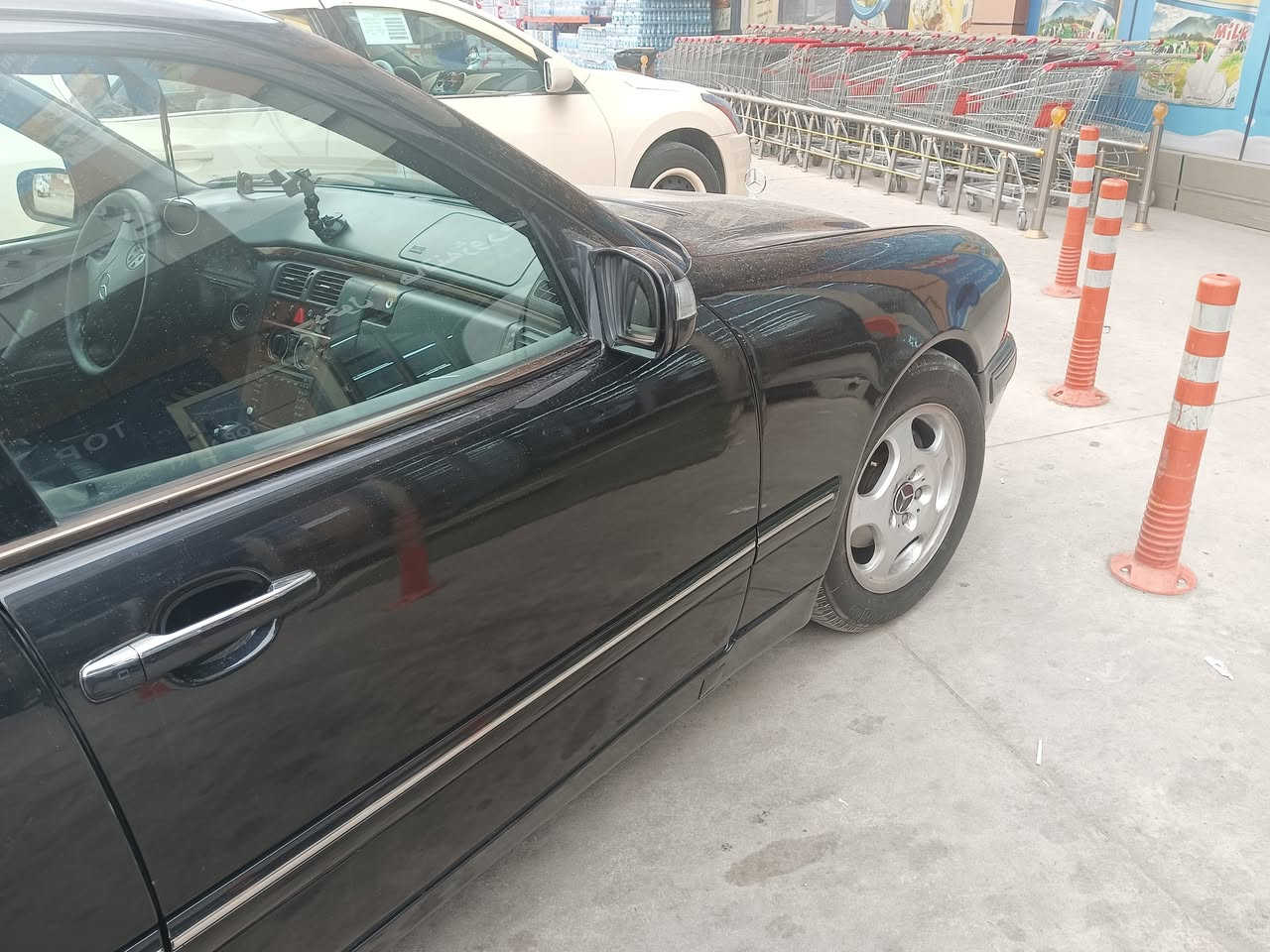 سلام عليكم ورحمه الله وبركاته  مارسيدس ام عيون موديل 2000رقم سليمانيه للبيع او مراوس مارسيدس E350  بأسم اخويه 
سياره مصبوغه صبغ درجه اولى قبل 20يوم طلعت من الفرن مناقصها شي مكفوله من الحادث والخياس حشاكم ولا كلوب بيها ميشتغل صيانه كامله من حداديه وكهربائيات 
صدر امامي خلفي كله مبدل باستثناء الباب الخلفيه وره السائق قبل اسبوع نطخت عندي
ورجعتها بارد للامانه سياره ترايها ماشاء الله 
السعر المطلوب 140 وبي مجال للاتصال بالرقم *********** فيس ممتواجد اعتذر جدا 
اليجي الف هلا بي سياره موجوده بغداد الدوره شارع ابو الطياره
