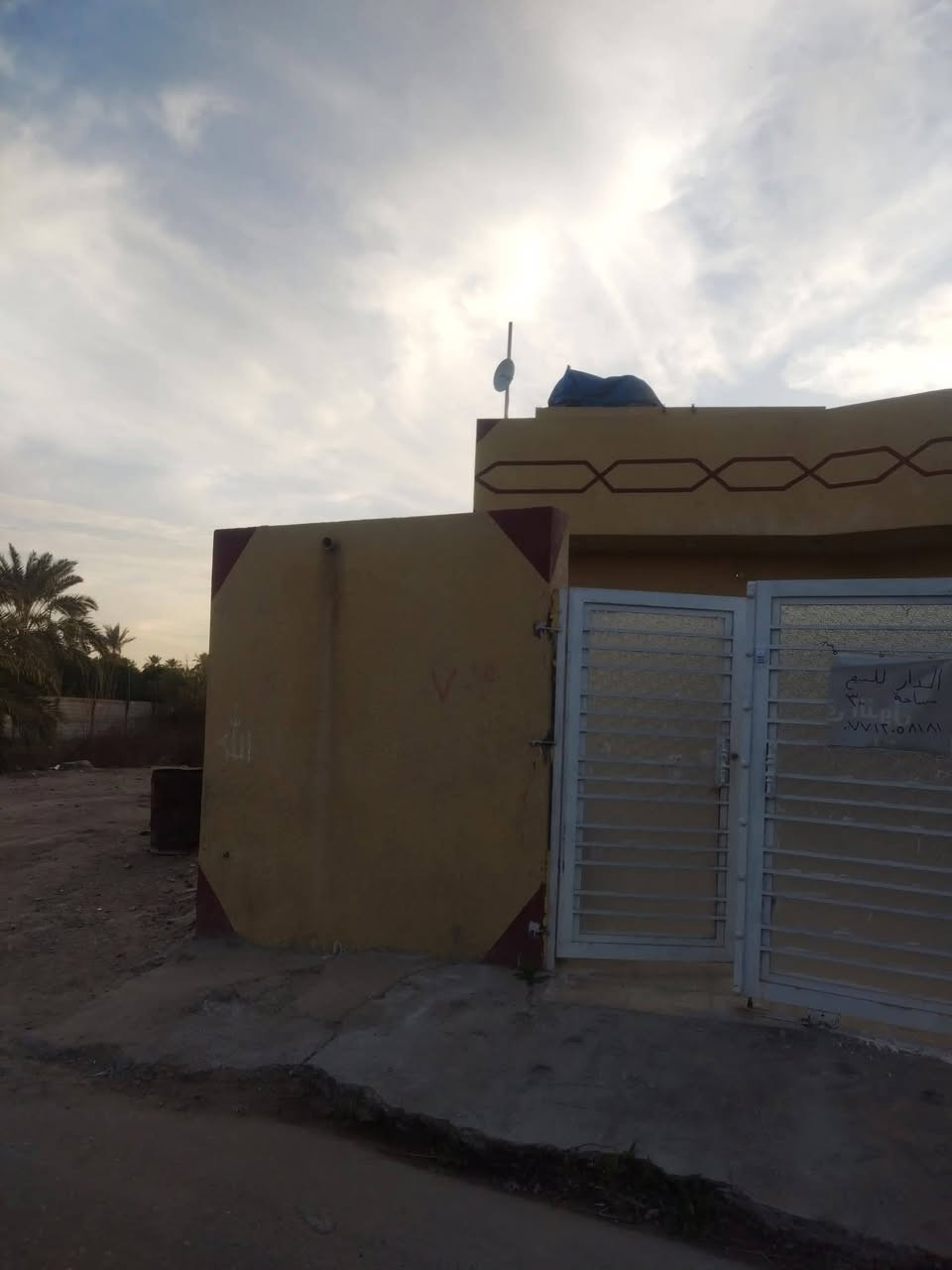 السلام عليكم بيت للبيع مساحه ٣٠٠ طابو صرف زراعية ٢٥ السعر١٥٠ وبي مجال يبعد عن الشارع العام ٥٠متر جسر ديالي القديم منطقة التويثا هاتف ***********
