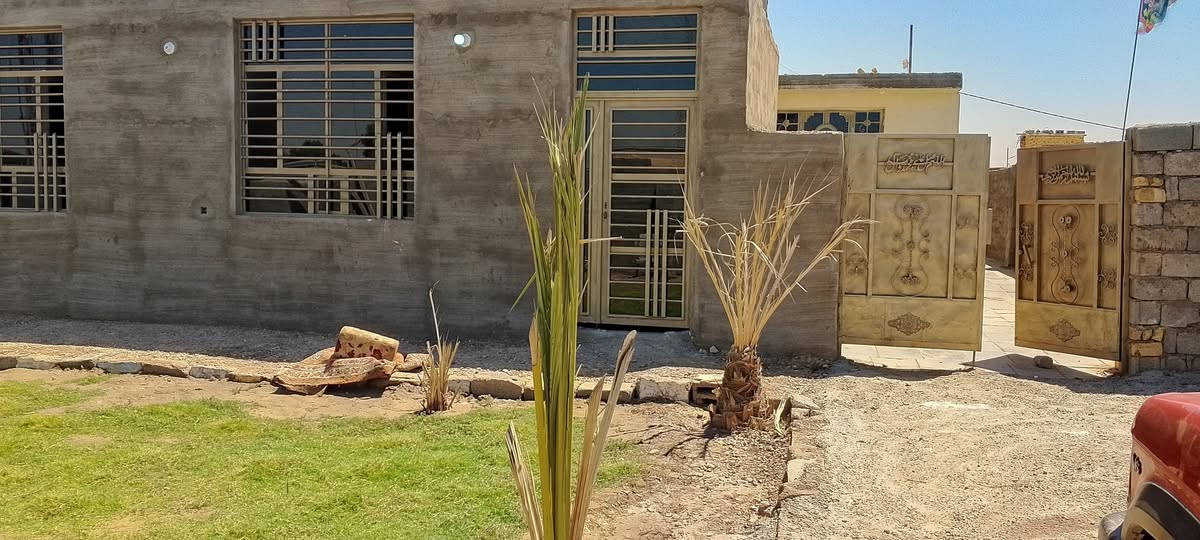 دار للبيع مساحته 600متر نظيف بناء حديث 🟦 يحتوي على اربع غرف نوم وهول كبير جداً ومطبخ واستقبال 12×4 وصحيات داخلية وخارجية وگراچ كبير 🟥
⬅️مبني من البلوك 
⬅️السقف صب كونكريت🟦 
⬅️الارضية صب🟥
العنوان //كوت ــحي الحكيم الاولى مقابيل الحولي قرب الجسر الحولي🟦
السعر//60مليون قابل للتفاوض 🟥
للاستفسار الاتصال على الارقام التاليه ⬇️⬇️
☎️☎️***********☎️☎️
☎️☎️***********☎️☎️
مكتب دلالية اهل الديرة للعقار 🏨🏨🏨
