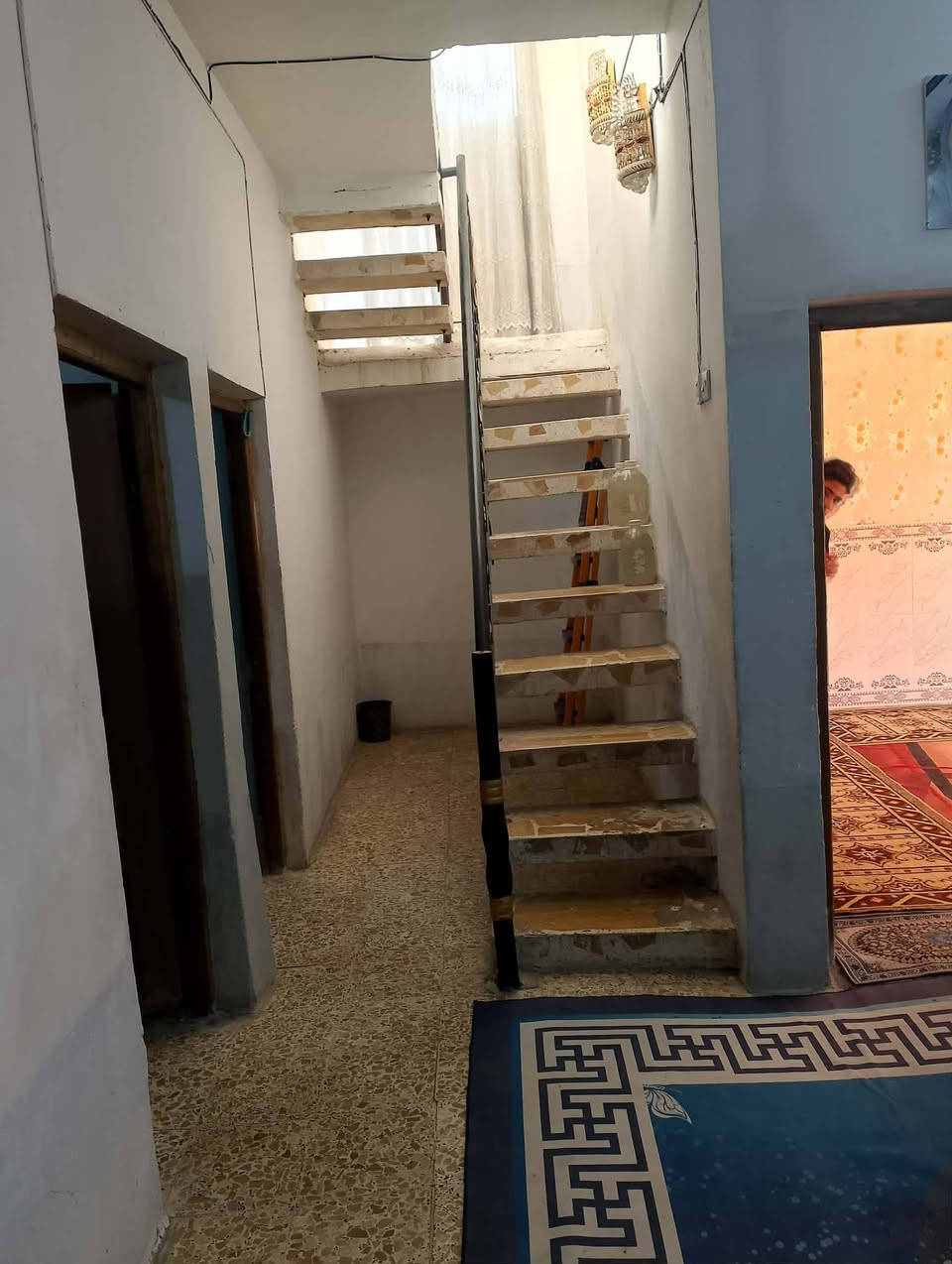 السلام عليكم بيت في كربلاء المقدسه الحر السواده المساحه 170 صاله و استقبال و اثنين غرف و مطبخ صحيات و الطابق الثاني صاله و غرفه و صحيات للاستفسار خاص او الاتصال علئ الرقم ***********
