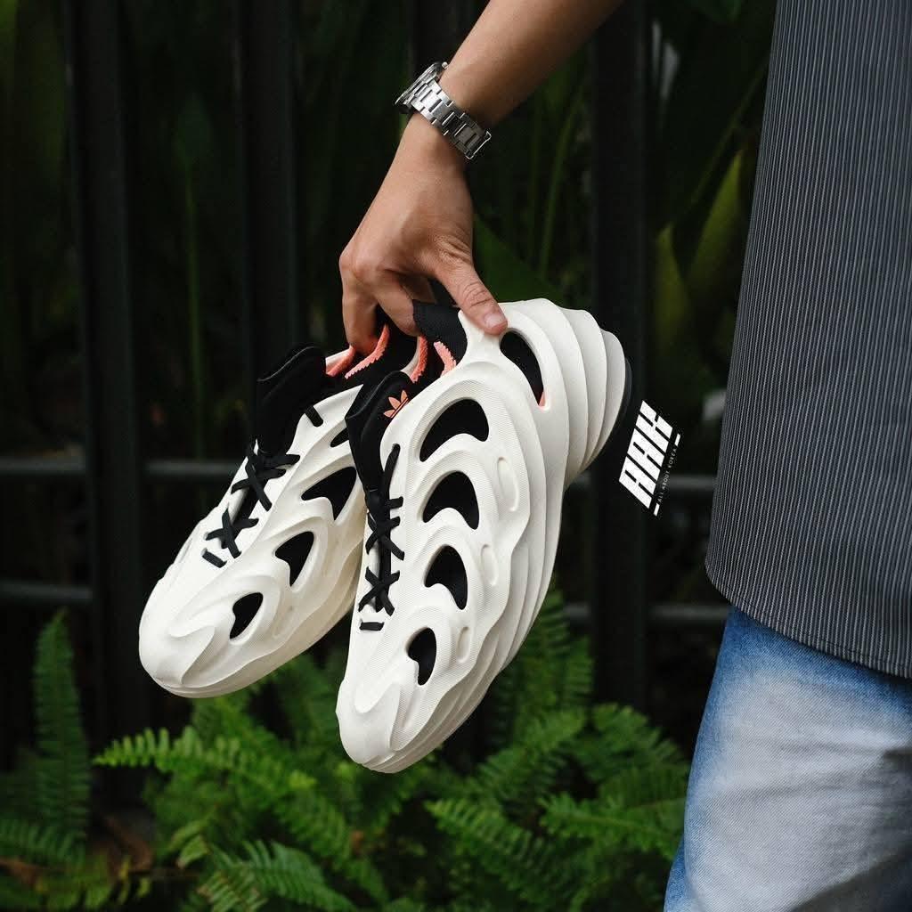 ماركة adidas موديل حديث    
قياس 45           CM 29

اي استفسار على الخاص   رقم الهاتف/***********
يوجد توصيل جميع محافظات العراق
