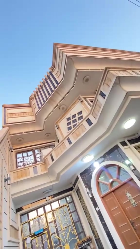السلام عليكم //مباشر من ابو السند طابو صرف حي راقي 6 غرف نوم 
بيت للبيع كربلاء حي الاطباء 📍مقابل الدفاع المدني الشارع العام الفاصل بين الاطباء والسلام المساحه 200 متر عرض الشارع 20 متر حقيقي ربع ساعة عن الامام الحسين ع موضحه التفاصيل بالفيديوات 

بناء طابوك 🧱 وصب كونكريت مسلح درجه اولى البيت طابقين 
الطابق الاول يحتوي على كراج وحمام خارجي واستقبال جبير ومطبخ كبير و2 غرف نوم وصالتين ومجمع حمامات داخلي ومناور اثنين 
الطابق الثاني يحتوي على ٤ غرف نوم اثنين منهن نظام سويت  الخريطه حلوه ومرتبه 🏠
خدمات كاملة حي هادئ مدارس قريبه على نفس الشارع  مؤسسات حكوميه على نفس الشارع سوك قريب وره البيت 
***********. اتصال
