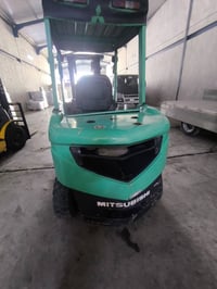 للييع رافعه شوكيه مسبوشي نضيفه ومكينه وكير نضيفات 3 ونص طن  0782330287...