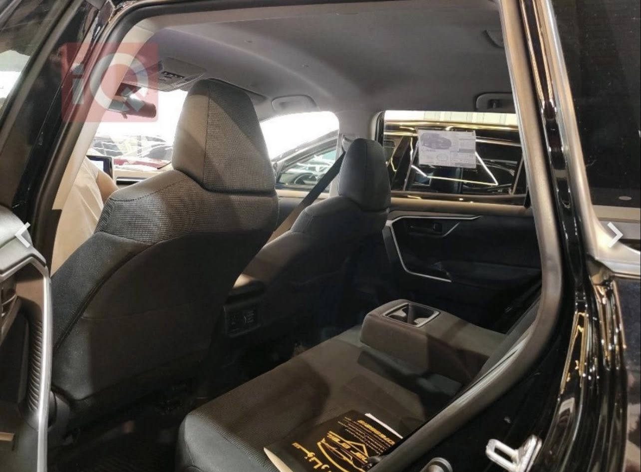 السلام عليكم 
راف فور ٢٠٢٣ le كلين بدون حادث
رقم اربيل لون اسود
محرك ٢٥٠٠
ماشيه ٤٠ الف
ثلاث وضعيات قيادة نورمال وسبورت وايكو
شاشه الكترونيه كاميرا وحساسات
كار بلي
فول تحكم ستيرن
نقطه عمياء واشاره بالمري
رادار امامي وخلفي 
تبريد قطعتين
توقف ذاتي 
لايت زينون بلادي
سياره نضيفة جداً 
رقم الموبايل : ***********
