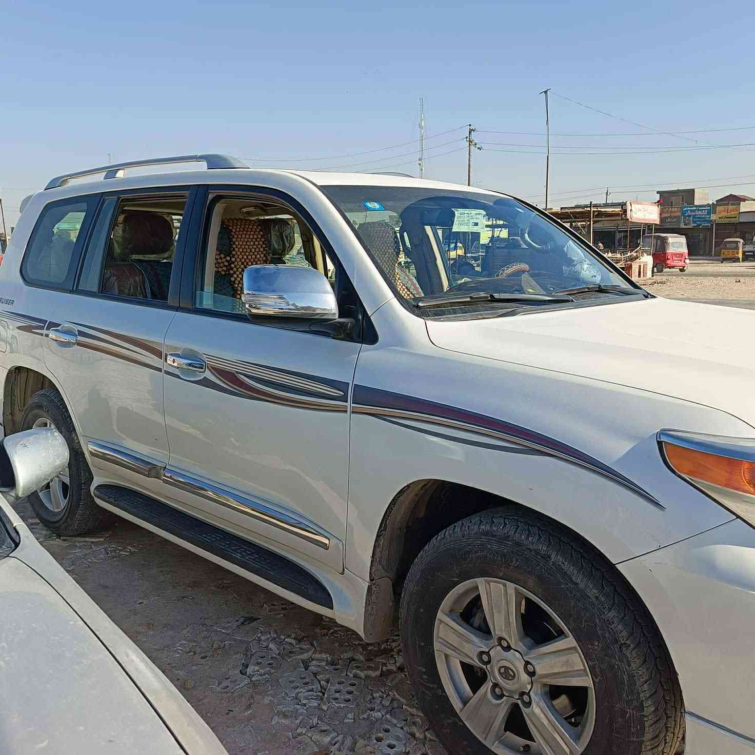 ياالله السلام عليكم لاندكروز فطيم مديل  2013 ماشيه 175الف رقم بغداد محرك 6 ملاحضه بيه شخط خفيف على طول سياره بس ما حافر خفيف بصفحت صايق سياره نضيفه كلش وخير من يم الله مكانه بغداد النهروان
سعر 380     
   ***********
