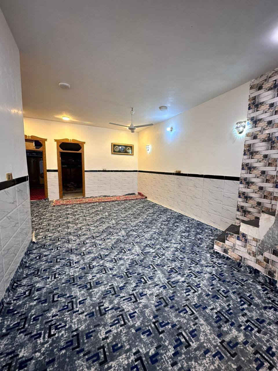 يعلن مكتب الكرار مساحه الكل  350  البناء 250 متر  والباقي حديقه سعر 70
***********
-_______
                       📍 موقع الدار  👇🏻

                    #النجف - #مقابل_قرية لغدير - 

           

—عنوان المكتب مقابل قريت الغدير بشارع المطحنة عامود 282مكتب الكرار————————————————————
☎️  ⚫️  ☎️ ☎️
—————————————————————

🏗  البناء حديث والشغل درجة اولى مالت جناي 

🔹طابوق جمهوري نهروان والبناء كلة 9 انج 

🔹 صب مركزي كونكريت مسلح

🔹 سيراميك للمطبخ والصحيات

🔹 جدران بورسلين 

والكثير من التفاصيل التي يطول ذكرها
————————————
🔷   يحتوي الدار على   🔷
————————————

مجموع غرف النوم 2+ صاله + ستغبال + مطبخ +
 صحيات عدد 4
 منور عدد 2
