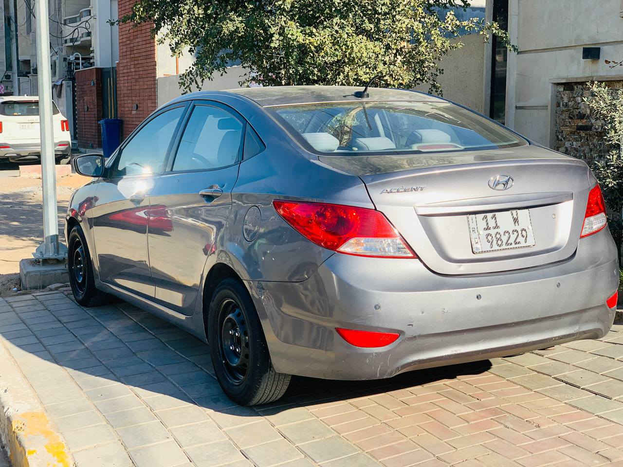 السلام عليكم 
اخوان اكسنت 2014 للبيع .
بيها بنيد وجاملغ خلفي صبغ .
وارد كندي . 
تحكم جهتين . كشنات تدفئة 
بسمي . رقم انكليزي الجديد 
عنوانها . حي سومر البنوك شارع المدارس .
سعرها . 85 وبيها مجال .
الرقم . ***********.
***********
