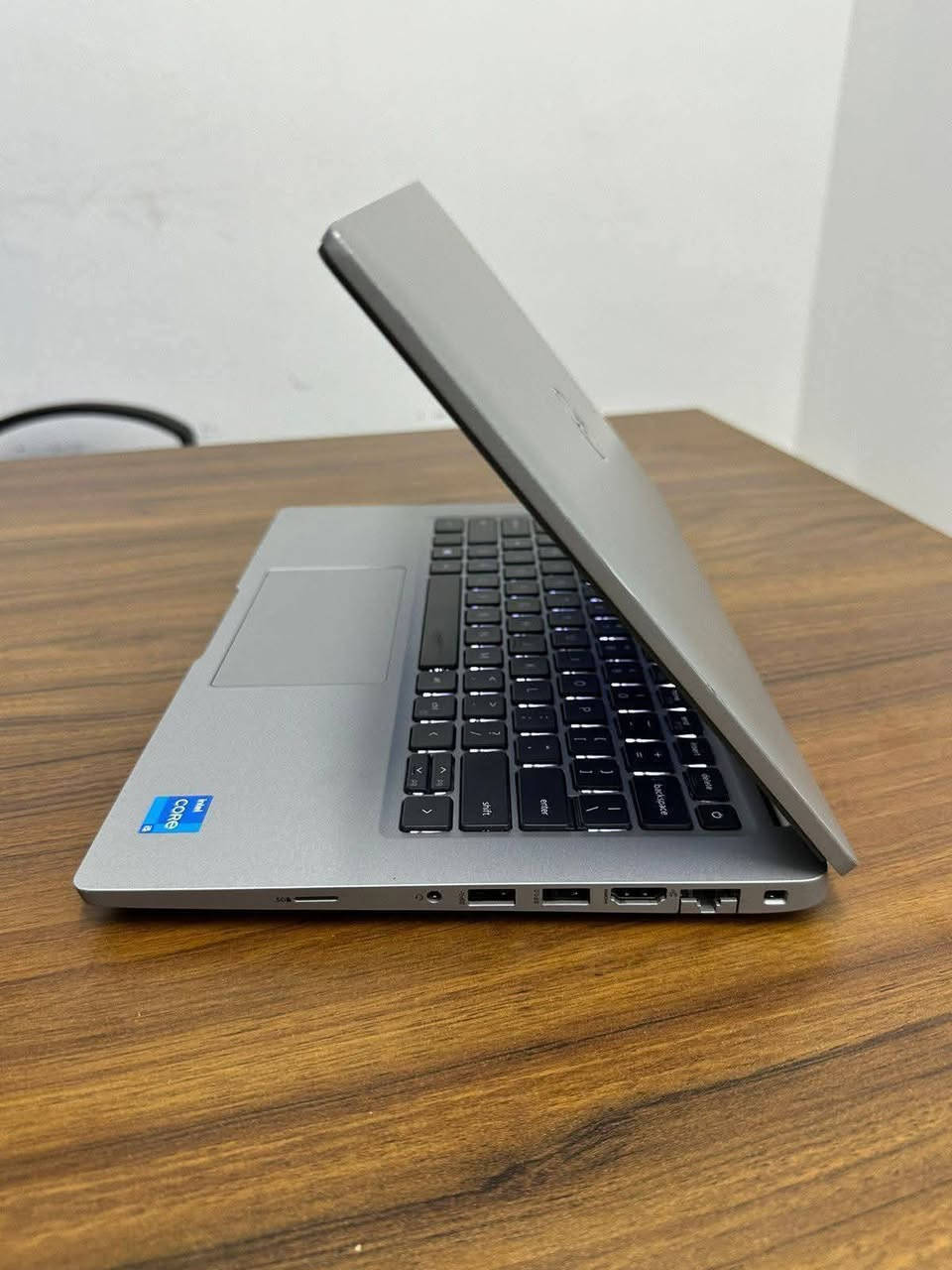 لابتوب سلم خفيف حديث معالج قوي وجيل عالي DELL 5420 Ci5 جيل حادي عشر نظافة عاليه جدا
. 
 السعر 335 الف الف مع التوصيل
. 
 النظافة شرط اخو الجديد وعل الفحص وين تريد
مناسب للدراسة والبرامج المكتبية والطباعة والتصفح والامن السيبراني وغيرها من البرامج 
……………………

 المعالج Core i5-11th جيل 11
 ذاكرة الوصول العشوائي (الرام) 8GB 
 التخزين( الهارد) SSD 256GB 
 مقاس شاشة 14 انج دقة عالية 
 منفذ HDMI & TYPE C 
شاحنة Type c 
 كيبورد  عربي انكليزي
الرام والهارد قابل للتطوير 
…………………………………


**إذا كنت صاحب هذا الإعلان وتريد حذفه لأي سبب، رجاءا أرسل رسالة إلى الدعم الفني**