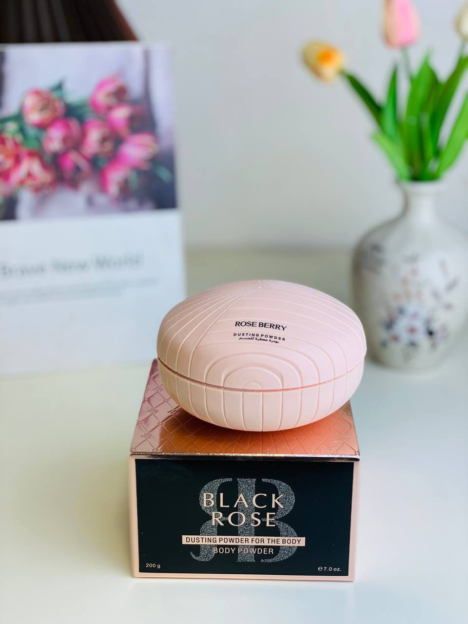 ⁨ باودر الجسم روز بيري من المنتجات اللي تحبها الناس هواية لأن تجمع بين الريحة الحلوة  😍😍😍والإحساس بالانتعاش. 
بودرة روز بيري 

Rose berry body powder coco  rose 💖 
مميزاتها:

رائحة ناعمة وثابتة: تنطي ريحة وردية هادية ومنعشة تبقى فترة طويلة.👇

امتصاص الرطوبة: ممتازة بعد الشاور أو في الأيام الحر، لأنها تزيل العرق والرطوبة.😍

ملمس حريري:تعوف البشرة ناعمة جدًا وملساء.✨💖

مناسبة للبشرة الحساسة: مكوناتها غالبًا بتكون خفيفة ومناسبة للبشرة الحساسة، بس دايمًا الأفضل اختبارها الأول.

طريقة الاستخدام:
1. بعد الشاور، على بشرة جافة.
2.اخذي كمية بسيطة باستخدام الباف اللي جاي مع الباودر.
3. طبقيها على الجسم، خصوصًا في المناطق اللي تتعرض للتعرق أو الاحتكاك زي تحت الإبط والرقبة.

نصائح مهمة:🤚

جربيها الأول على جزء صغير من الجسم لو بشرتك حساسة.
ممكن تستخدميها حتى على الرقبة وأماكن النبض لو حابة ريحتها تبقى واضحة أكثر 
لو تستخدمين عطر، حطي الباودر الأول حتى تثبّت الريحة أكثر 💯🤍

▪️▪️الحجم ٢٠٠ غرام 

السعر 10الف


**إذا كنت صاحب هذا الإعلان وتريد حذفه لأي سبب، رجاءا أرسل رسالة إلى الدعم الفني**
