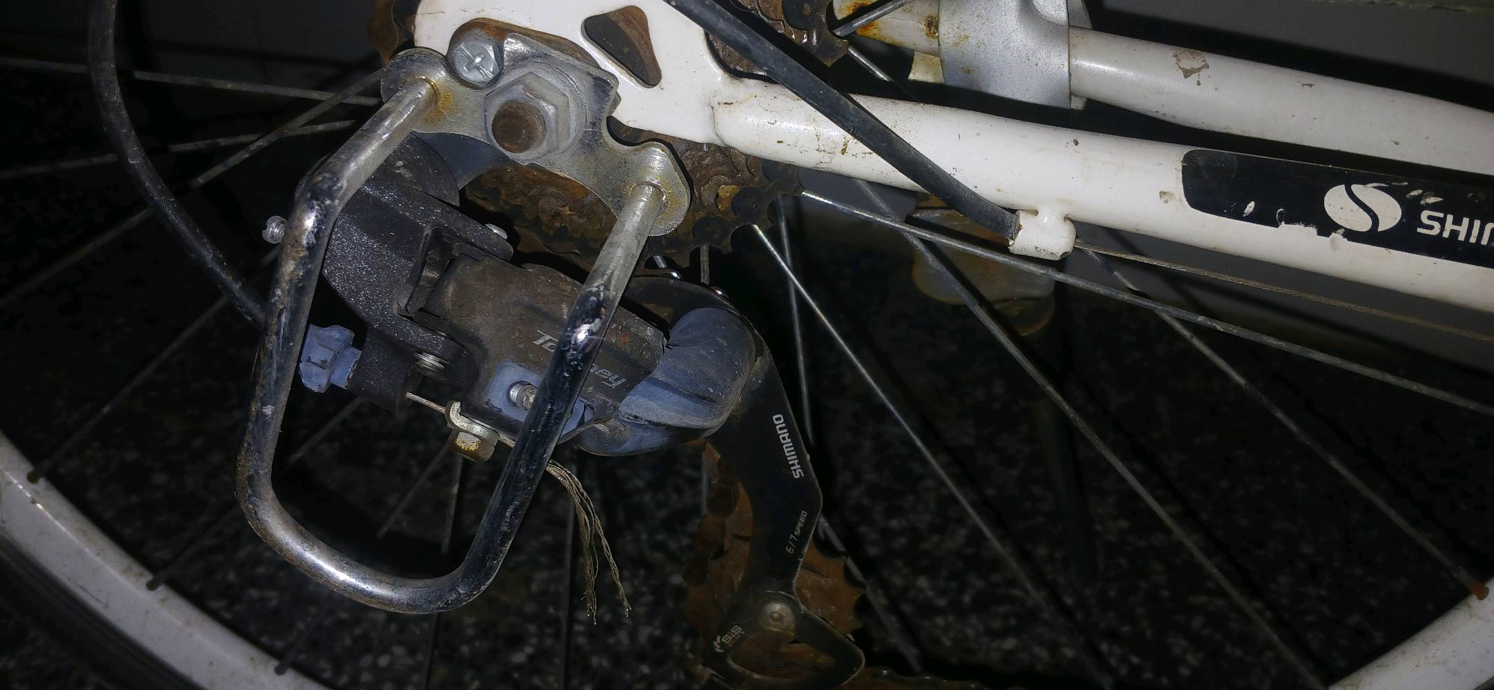 بايسكل نوع Viento أبيض اللون، بحالة جيدة جدًا. يتميز بتصميم كلاسيكي مع سرج مريح ومقود ملائم لسهولة التحكم. يعتبر مثالي للركوب في المدينة أو للمسافات القصيرة. يتمتع بمكونات Shimano ذات الجودة العالية لضمان أداء ممتاز.