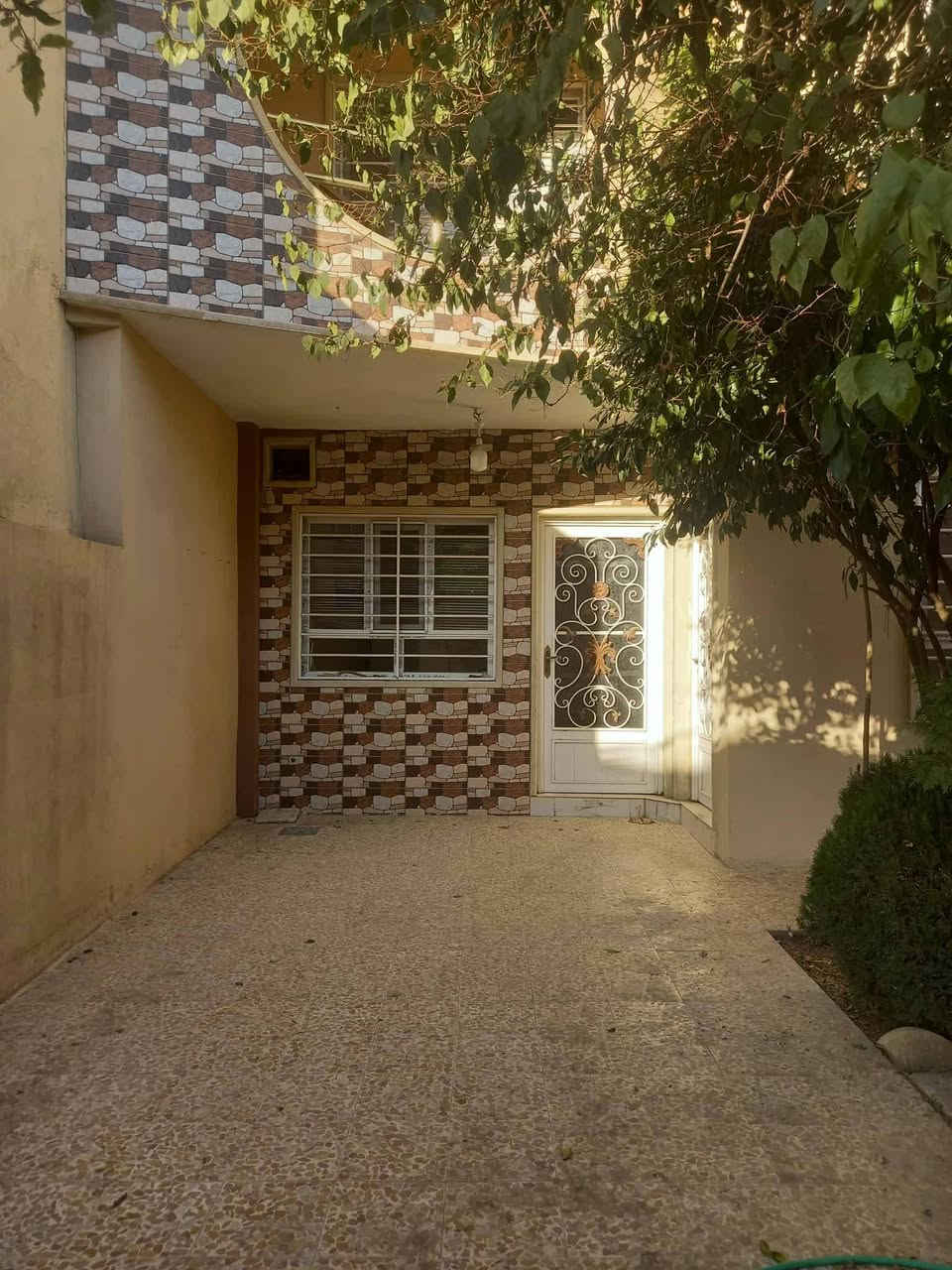 دار سكني /مساحه 240متر واجهه 12/حي الحدباء سايدين صوره قريب جدا علئ الشارع العام طابقين خمس غرف نوم استقبال هوال  داخلي عدد2كراج اضافه الئ حديقه بناء جيد وفارغ وتحويل مباشر  للاستفسار مكتب الرصين لتجاره العقارات ***********/***********
