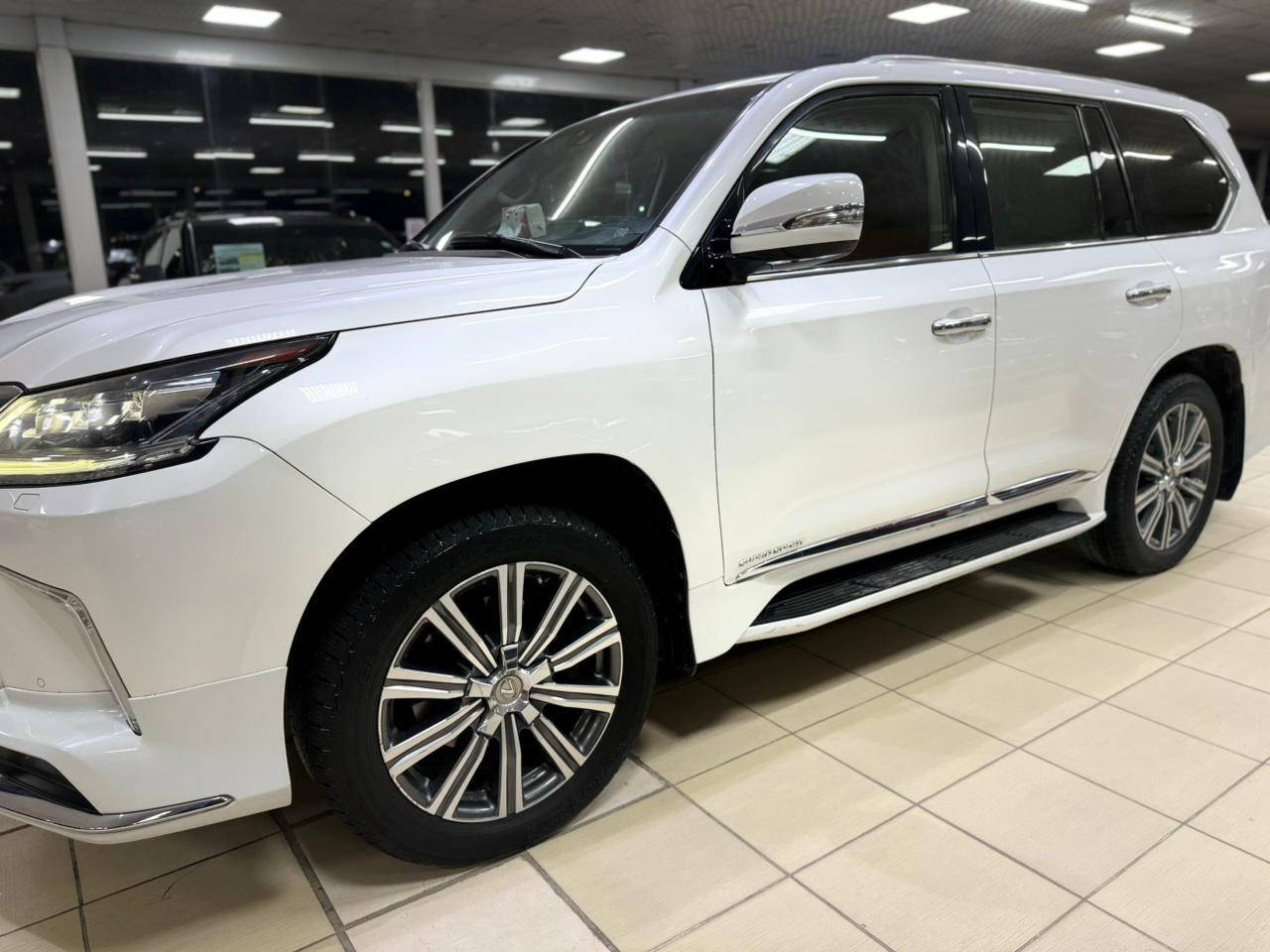 للبيع اللبيع 
لكزس LX570 (2017) 
الموديل : سبورت بلس
 رقم بغدادبسمي
السيارة جديدة ونظيفة وبعدها بالجيس كفاله 
 بصماته اثنين + كارت ضمان

 داخلية أحمر مميز ومرغوب
 كشنات جلد كهرباء مع تدفئة وتبريد
 كشنات خلفية كهرباء + جنطة كهرباء
 حساسات أمامية وخلفية + سلايت
تشغيل عن بعد + 5 كاميرات + جكات
 ستيرن كهرباء + تحكم ستيرن
 مرايات كهرباء مع قلاب عند الرجوع
شاشات بالكشنات + شاشة أمامية
 كشنات خزن ميموري + أنظمة قيادة
 ثلاجة + شاحن لاسلكي + منافذ USB
 رادارات أمامية وخلفية وجانبية
تحديد مسار + دفع رباعي 4x4
 محرك V8 سعة 5.7 لتر )
السعر: 680
مكان تواجد السيارة: النجف 
رقم صاحب السيارة: ***********
