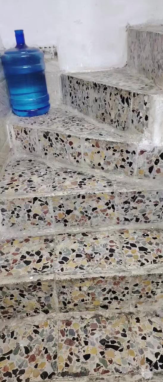 السلام عليكم بيت 100متر بحي البساتين البيع أو مراوس بنص قطعه وانطي فرق منطقه كامل خدمات فرع الكراد قرب المستوصف والمدارس اتواصل ***********
