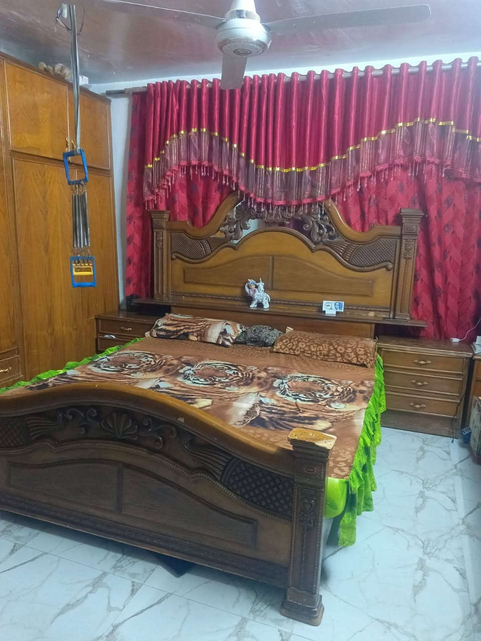 غرفة للبيع نضيفة يحتاج الهة بس صبغ السعر 500مكاني الكرادة ***********
