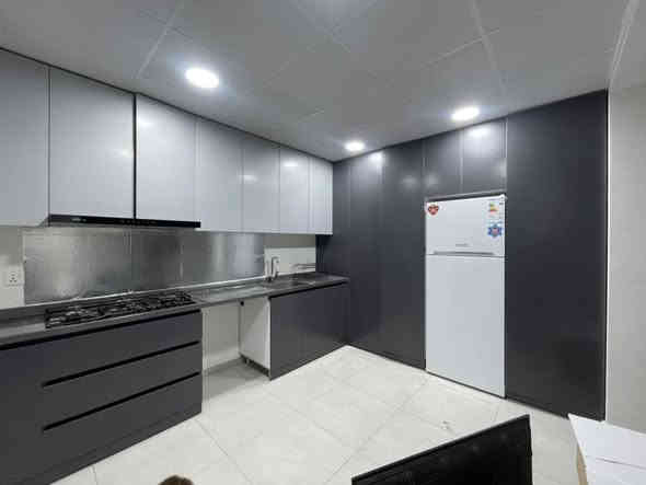 كاونتر خشب اج دي اف مستخدم شي قليل 
كلة مرمر 
بس كاونتر بدون اجهزة 
جوكر كله قطع يترتب حسب اي مطبخ 
قياسه العمق 60سم
وضلع السنك 3متر و23سم
وضلع الثلاجة مترين و95سم
سعره مليون وربع 
وشد موجود بكروة 
وتوصيل موجود من سليمانية مجاني لبغداد وديالى وصلاح الدين وكركوك 
***********
اتصال واتساب @
