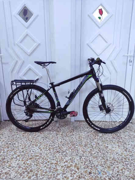 السلام عليكم 

لعشاق الترحال والمسافات الطويلة والتخييم دراجة جبلي 

ماركة #MERIDA ميردا العالمية ماركة غنية عن التعريف

صنع ألماني اصلي 🇩🇪 Made in Germany استيراد خاص 

فئة #جبلي حجم 27.5 سبعة وعشرين ونص لشة عالية وضخمة

لون مميز أسود لامع ميتاليك مطعم أخضر بفسفوري وسمنتي 

دبل أمامي سلس 100٪ احترافي نوع روك شوك اصلي اورجنال

 #ROCK_SHOX  تحكمات من الجهتين تقويه وترخيه وقفل 

سستم شيمانو كامل سيت كروب كامل ديور اكس تي اعلى وارقى

فئة #SHIMANO_DIORE_XT بدالات السرعة 10X3 ✈️✈️

10 نمرات خلفي و3 امامي يعني طائرة ارضية بلسرعة والسلاسة 

بريكات دهن #هايدروليك ماركة شيمانو اقراص دسكات مختومة 

ويالة بولبرين زوم طبقتين مخصة لتحمل الاوزان الثقيلة والطسات

تايرات كتان اصلية احترافية مختومة ختم الشركة #MERIDA

ستيرن رياضي مختوم ختم الشركة MERIDA رقبة اصلية المنيوم

سيباية نوع ترحال اصلية ماركة MAX مخصصة للترحال والتخيم

كمبلينات ويالة وسرج سلايت...بايدارات اصلية مميزة بولبرين 

🔴الدراجة استيراد خاص نظافة 100٪ بلكاغد نظيفة بمعنى
     الكلمة بلنايلون بدون اي شخط او زلغ او تقليم 

🔴الدراجة وضع شركة ما بيها برغي مبدل على وضع البلاد
     ليبل واحد ختم واحد ...ما بيها اي نقص كاملة وجاهزة

المكان موصل الجانب الايسر ....5 ورقات (500$ ثابت_قفل) 

يوجد توصيل بغداد وجميع المحافضات العراقية 

رقمي للتواصل ***********
