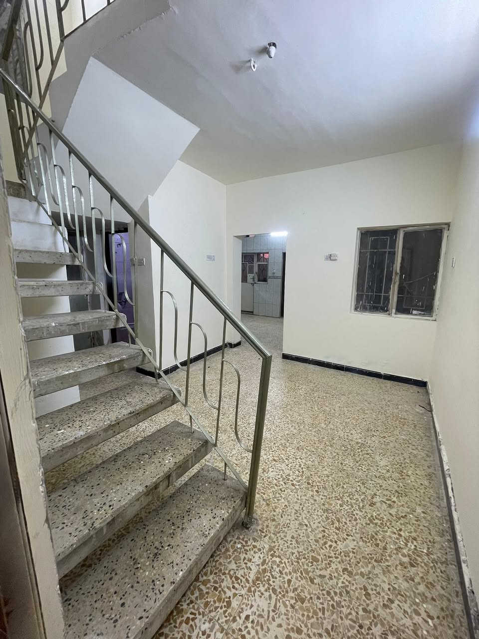 #للايجار_في_السيدية

دار سكني المساحة 150 متر

يحتوي مدخلين ثلاث غرف نوم صالة مطبخ خدمات كراج

بيت جاهز موقع مميز اجاره مليون 

للأستفسار: ***********
