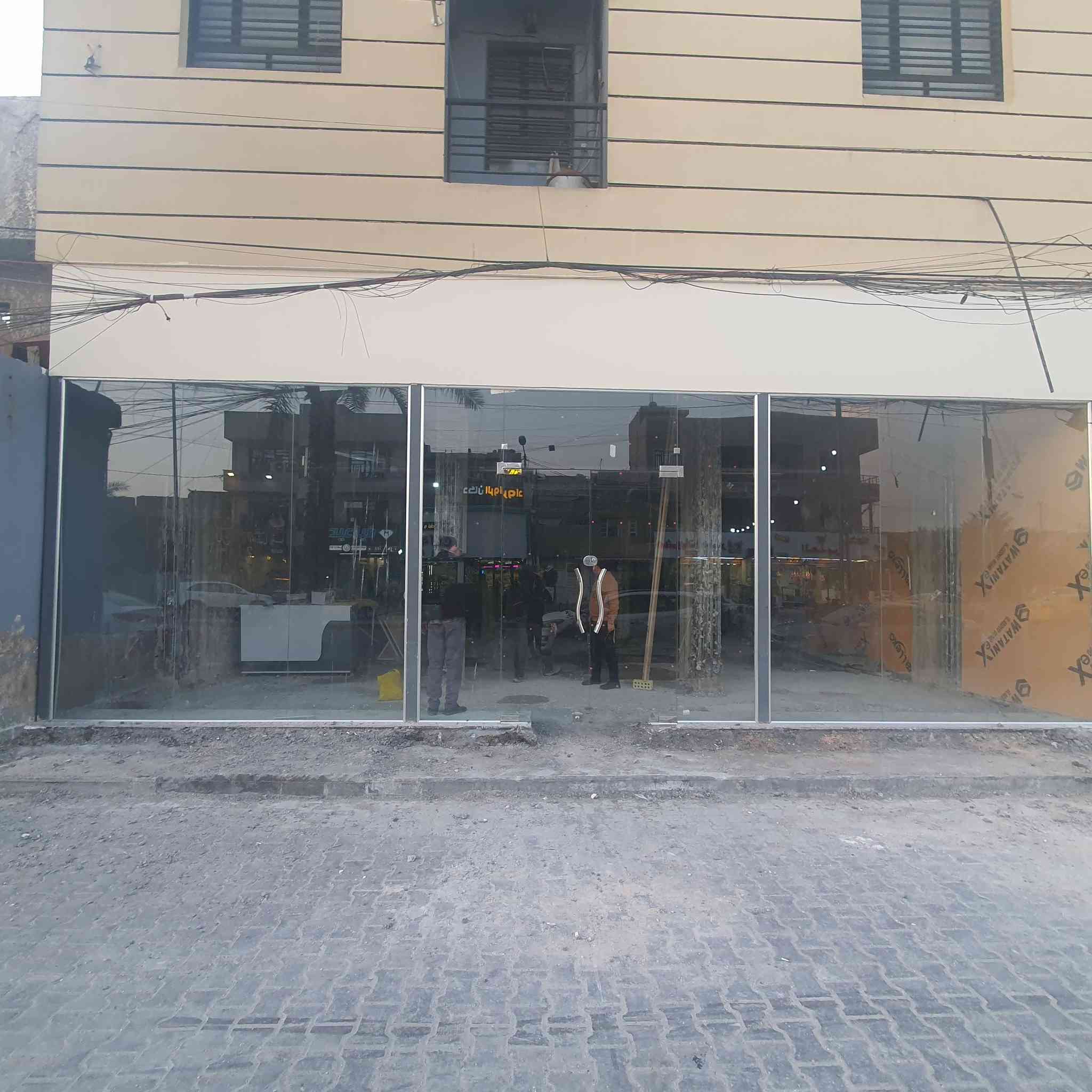 جام خانه للبيع العدد ٣ وحده بيهه باب و ثنين مابيهن باب عرض الوحده ثلاثه متر او ربع سعر الوحده ٣٥٠ العنوان بغداد الحريه دور نواب الضباط للإستفسار ***********
