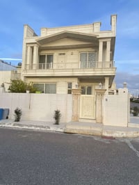 بوار شهري 900 الف   دار للبيع مع (محل) بموقع مميز ع سايدين وركن في مجم...