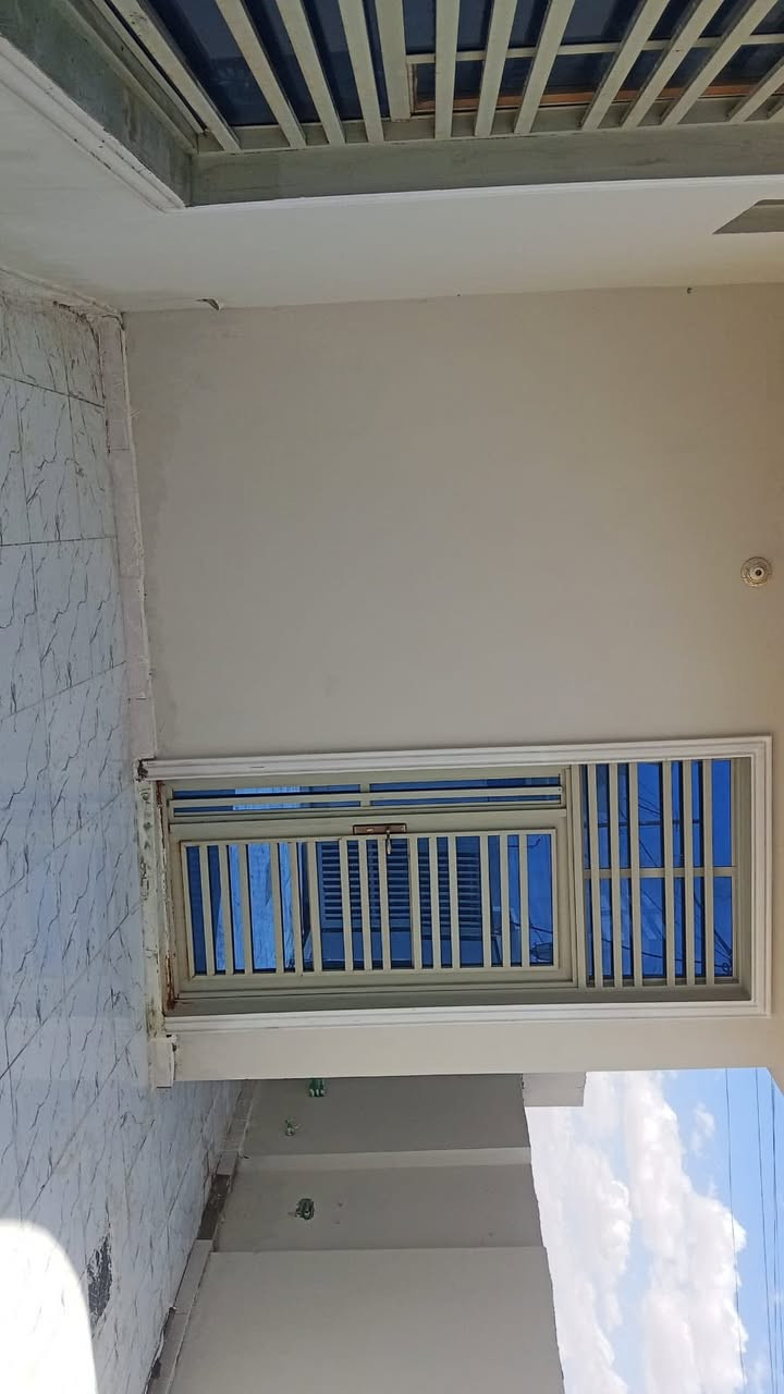للبيع 🏠  بيت المساحة 200م
يحتوي 2 غرف ومطبخ  وصالة وأستقبال 8*4 
صحيات 2 
الموقع 📌 شارع الصب عمود 314 مقابل ملحق قرية الغدير
المساحه 200 م ركن شارعه 20م
السعر 75 وبي مجال  
للتواصل *********** 
***********

