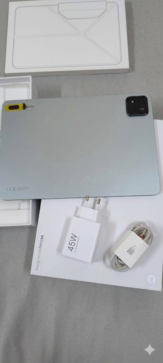 للبيع جهاز Xiaomi Pad 7 نظيف جداً وأخو الجديد، استخدام راقي ومكفول من أي عيب.
⚙️ المواصفات والمميزات:
​الذاكرة التخزينية: 256GB (مساحة ممتازة للألعاب والدراسة).
​الذاكرة العشوائية (الرام): 8GB (أداء سريع وسلس).
​اللون: رصاصي (Gray) أنيق جداً.
​صحة البطارية: الجهاز شبه جديد، عدد دورات الشحن 82 دورة فقط يعني البطارية بكامل كفاءتها وعمرها طويل.
​الضمان: الجهاز مكفول ونظيف تماماً.
​📦 الملحقات:
​الكارتون الأصلي موجود.
​الغراض والشاحن الأصلي كاملة وبحالة ممتازة.
​(الجهاز يأتي بدون قلم أو كيبورد).
​📍 الموقع: الديوانية - الدغارة
​💰 السعر: 525 ألف دينار عراقي
​📞 للتواصل والاستفسار: [***********]
