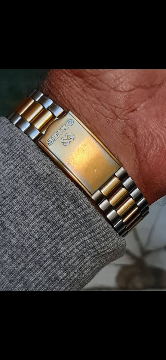 تحية طيبة .
#Seiko_SQ_Quartz_two_tone_(president) . Vintage .
1980 - 1990 .
#سيكو 
تو تون فينتج إنتاج ياباني قديم الثمانينات 
موديل برزدنت .
الساعة دي ديت قطر 36mm ملم
نظافة ممتازة جدا .
#السعر٥٥الف  .


**إذا كنت صاحب هذا الإعلان وتريد حذفه لأي سبب، رجاءا أرسل رسالة إلى الدعم الفني**