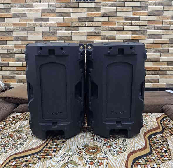 سلام عليكم // سماعات دبليو 17 اللبه والتويتر والكروز اصليات نضيفات جدا صوت دفع ونقاوه فول الفول  السعر ٦٠٠ الف وبيهن مجال مكاني الانبار / الرمادي للاستفسار ***********
