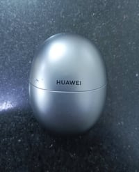 سماعة هواوي HUAWEI FreeBuds 5  حلوه ونضيفه ويا كارتون السعر 70 هاتف 07...