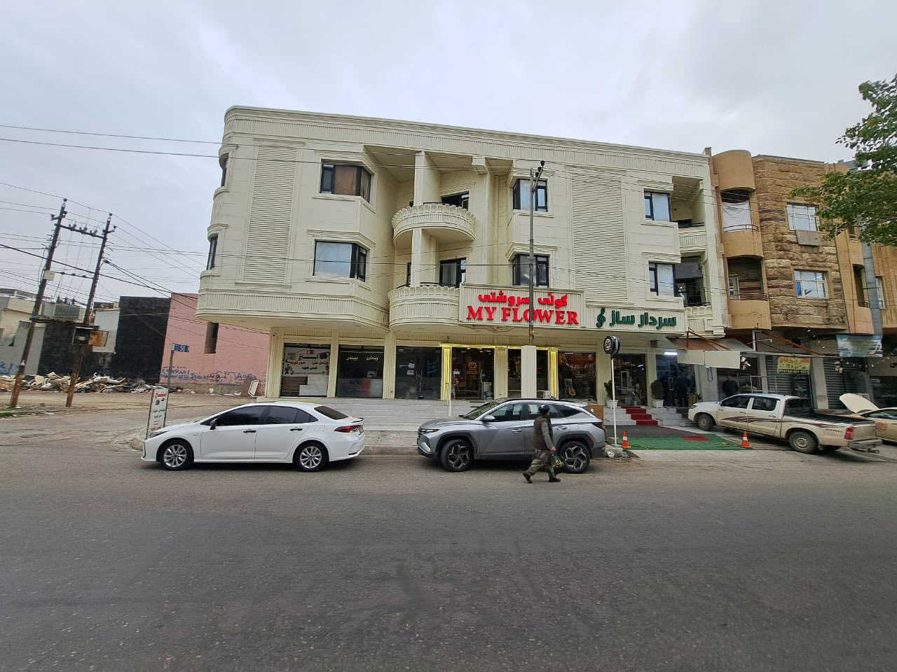 مساحه 211م
٤ محلات و٤ شقق 
وارد شهري 3مليون وربع 
استفسار ***********
