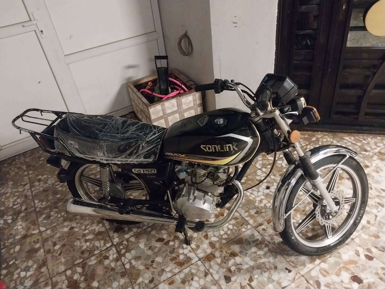 سيفان. 5كير.  مديل 20.اوراق. معمره تعمير كامل ما بيه اي نقص كهربايات كله شغل سعره 450 وبيه مجال. ***********.غير متواجد عل فيس
