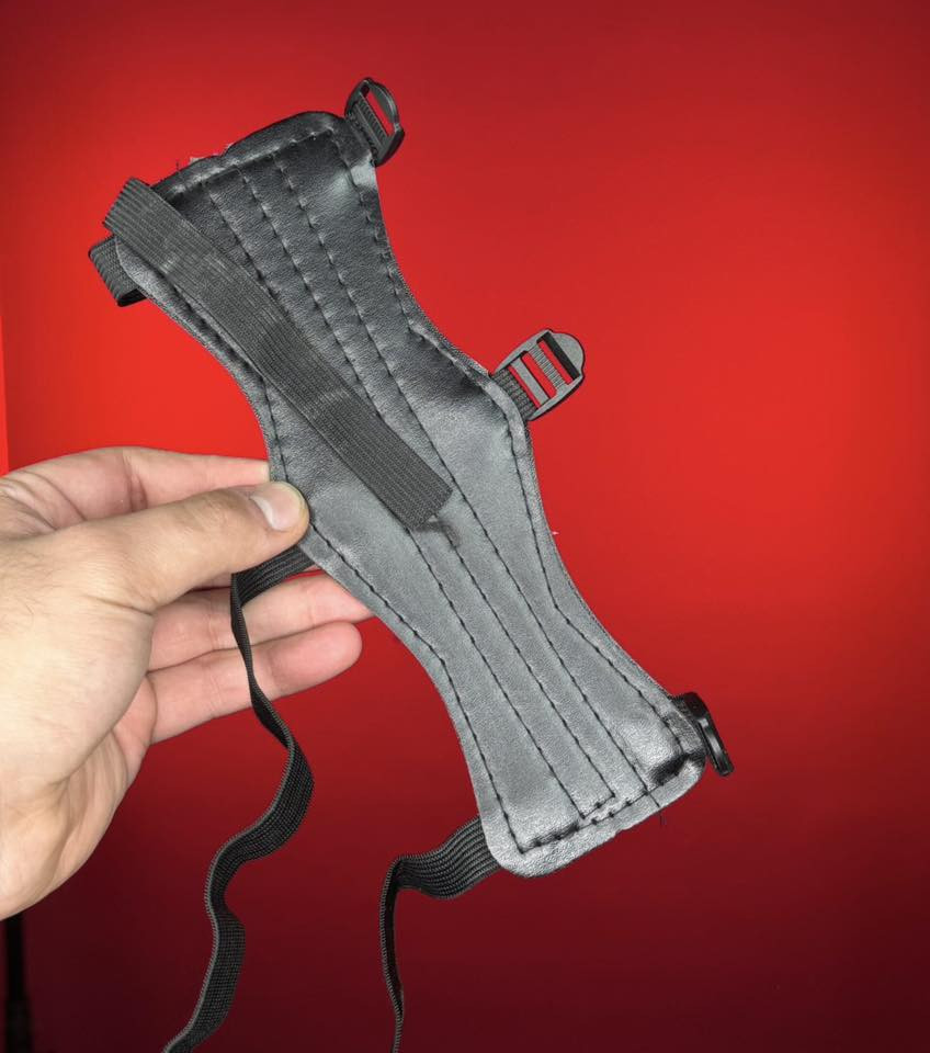 قوس صيد و تدريب بسعر 110 الف  مكاني بغداد حي اور يوجود توصيل داخل بغداد
القوس بقوة 50 باوند  متكون من :-
– جسم مصنوع من مغنيسيوم ألوي مع مسكة بلاستك غير مجوف

ينطي ثباتية و صلابة للقوس و مسكة ممتازة)
– أذرع من فايبرات الريزن و ليس ريزن مقوى
(ينطي عمر طويل و محافظة على قوة الاذرع لمدة طويلة)
– وتر / سترينگ من ألياف ال لينين و الحرير

– ماص صدمات مطاطي / ربر لتقليل الإرتداد 
– برش / فرشاة لتحديد مسار السهم و المحافظة عليه
‎– أيمينك سايت خاص ممكن يتعير بالكامل مع گبان
.
.
‎الإضافات :-
-حامية معصم جلد 
-كفوف اصابع
‎-ألنكيات مراح تحتاج اي شي ثاني غيرهن

- 2 أسهم مكس كاربون 
.
.


**إذا كنت صاحب هذا الإعلان وتريد حذفه لأي سبب، رجاءا أرسل رسالة إلى الدعم الفني**