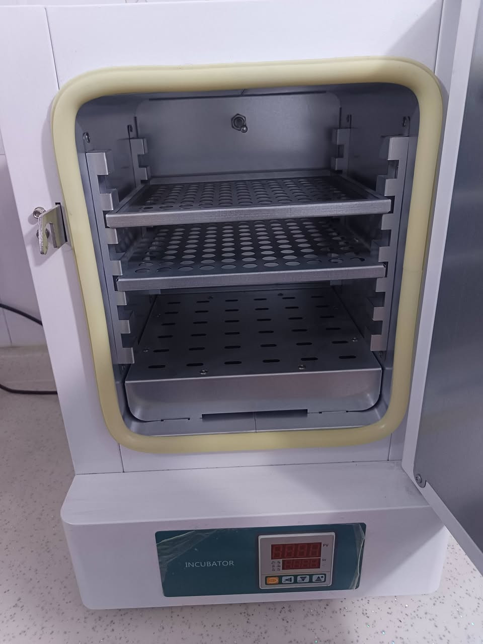 السلام عليكم ...حاضنه faithful  جديده غير مستخدمه  بسعر ٢٥٠  الف والتوصيل مجانااا لجميع المحافظات
للاستفسار الاتصال عل الرقم ***********
