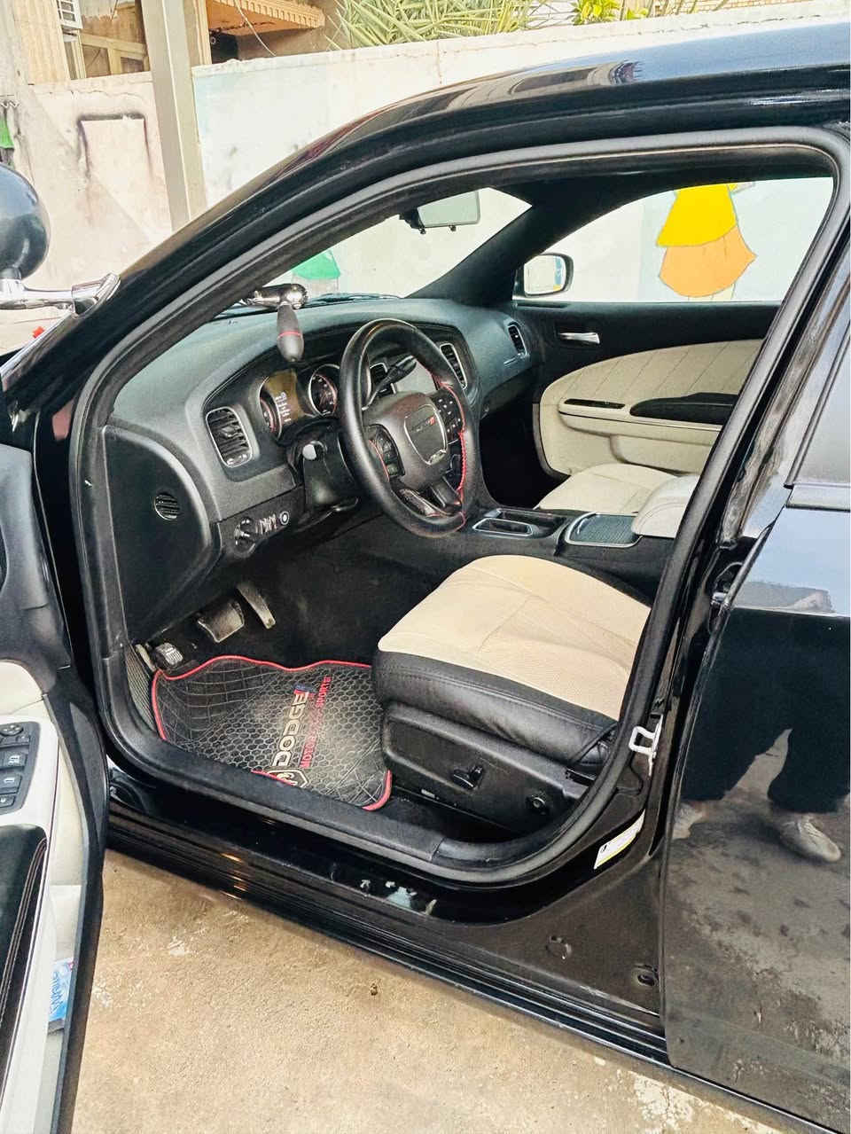 دوج جارجر بولسي فور ويل مديل 23 
بدون ايرباك جاملغ خلفي صبغ وقبق جنطه مبدل نفس الون 
سياره جديده معنه الكلمه 
لات زنون بلادي رادارت خلفي وجانبي 
كشنات جلد السياره ماشيه 40 الف ميل 
العنوان بغداد القاهر 
***********
السعر. 215 وبيه مجال قليل بغداد, العراق
