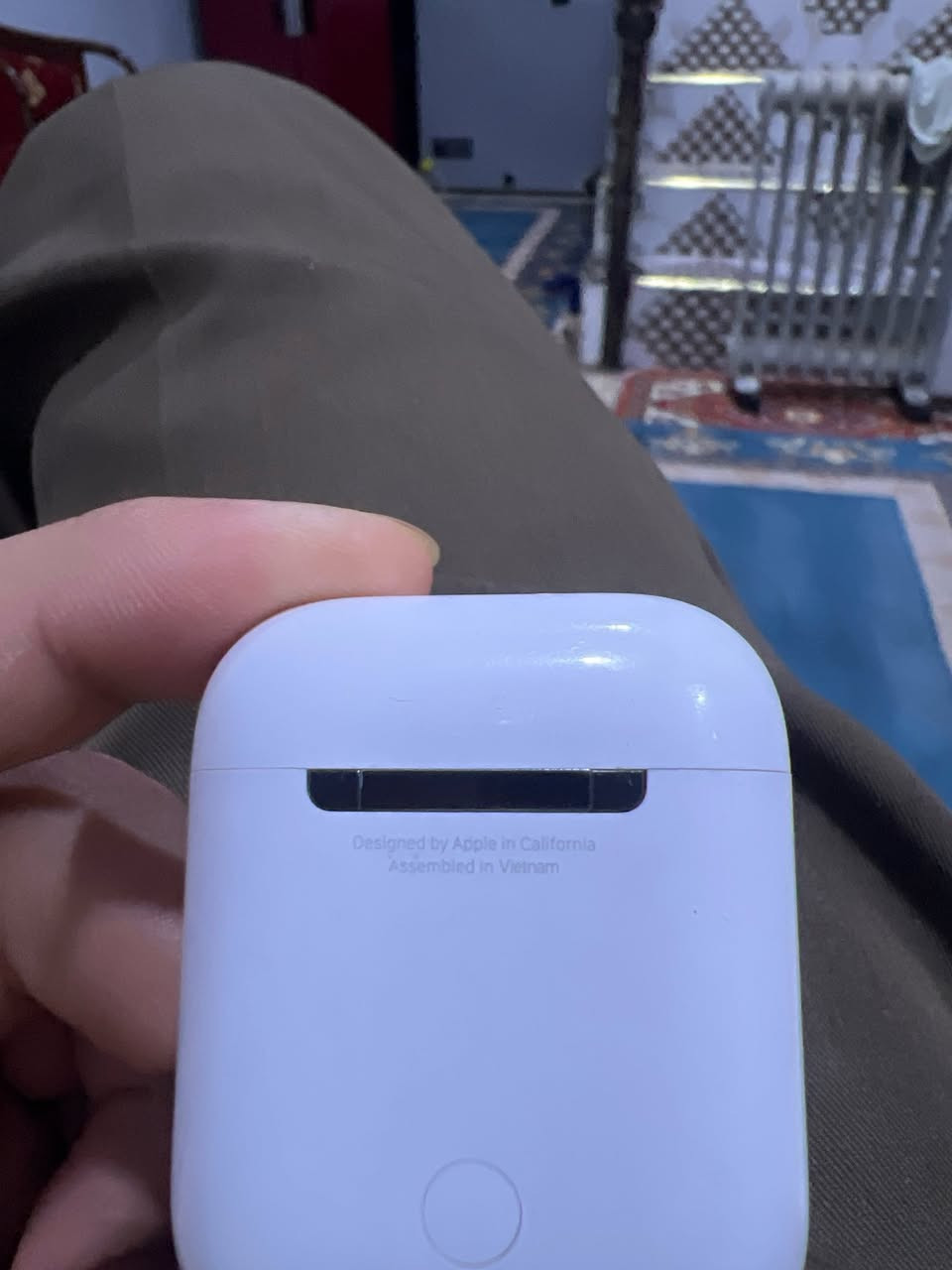 السلام عليكم ايربود الجيل الثاني بدون كارتون الجهة اليسرى محتركه نظيفه فيتنامي سعرها 50 مكاني بصرة للتواصل ***********
