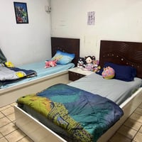 للبيع  سرير عدد ٢ وميز تواليت وميز حاسبة وكومدي عدد ١ للعلم الاسره تحت...