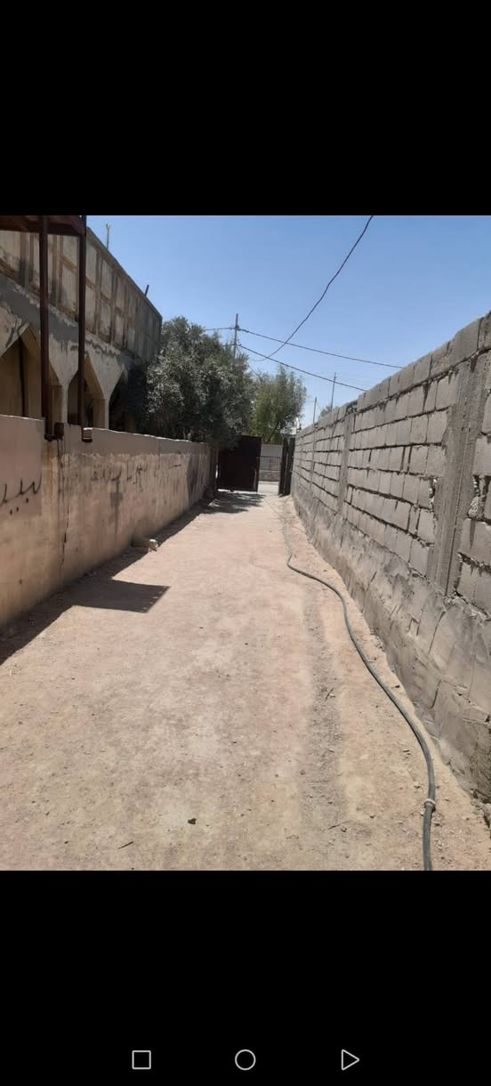 السلام عليكم بيت للبيع حي التاميم الغسل على الشارع العام مباشر البيت مدخل مساحة 290متر يتكون من طارمة كبيرة ومدخل كبيل غرفتين وصالة ومطبخ ومنور وصحيات /البيت مهمول من ورة المئجرين وعايز شغلات بسيطة
السعر ٧٥وبي مجال 
رقم مبايلي ***********
